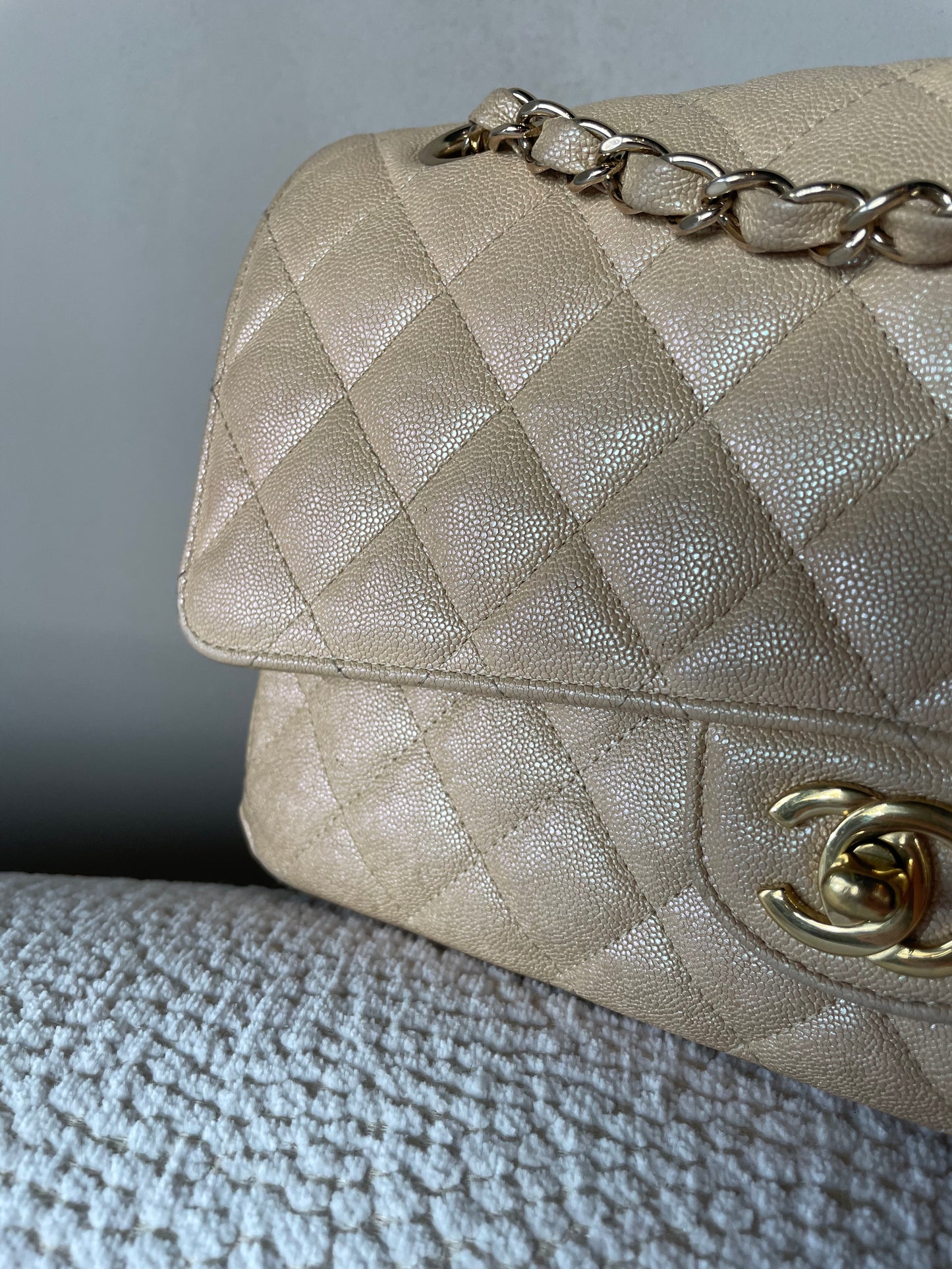 Chanel Classic Flap Bag - Medium - Limited Edition - Iridescent beige - Guld hardware