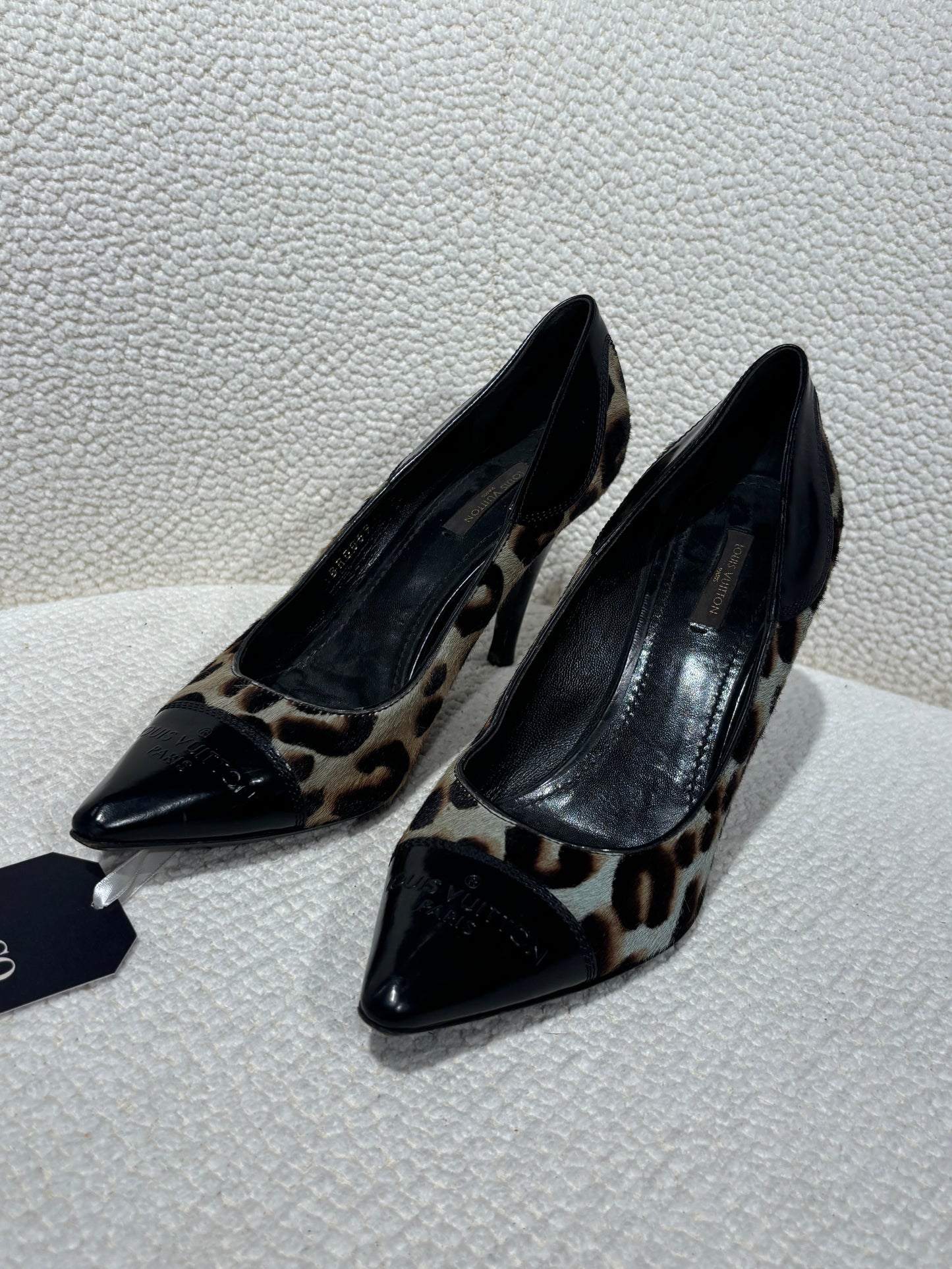 Louis Vuitton Pumps – Leopard Calf Hair, Patent Leather & Logo Embossing – EU 38