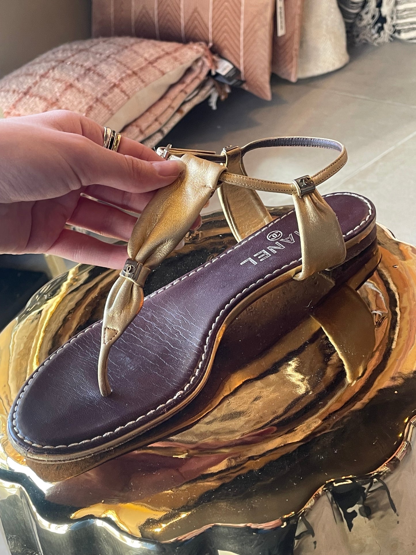 Chanel - Sandal i guld