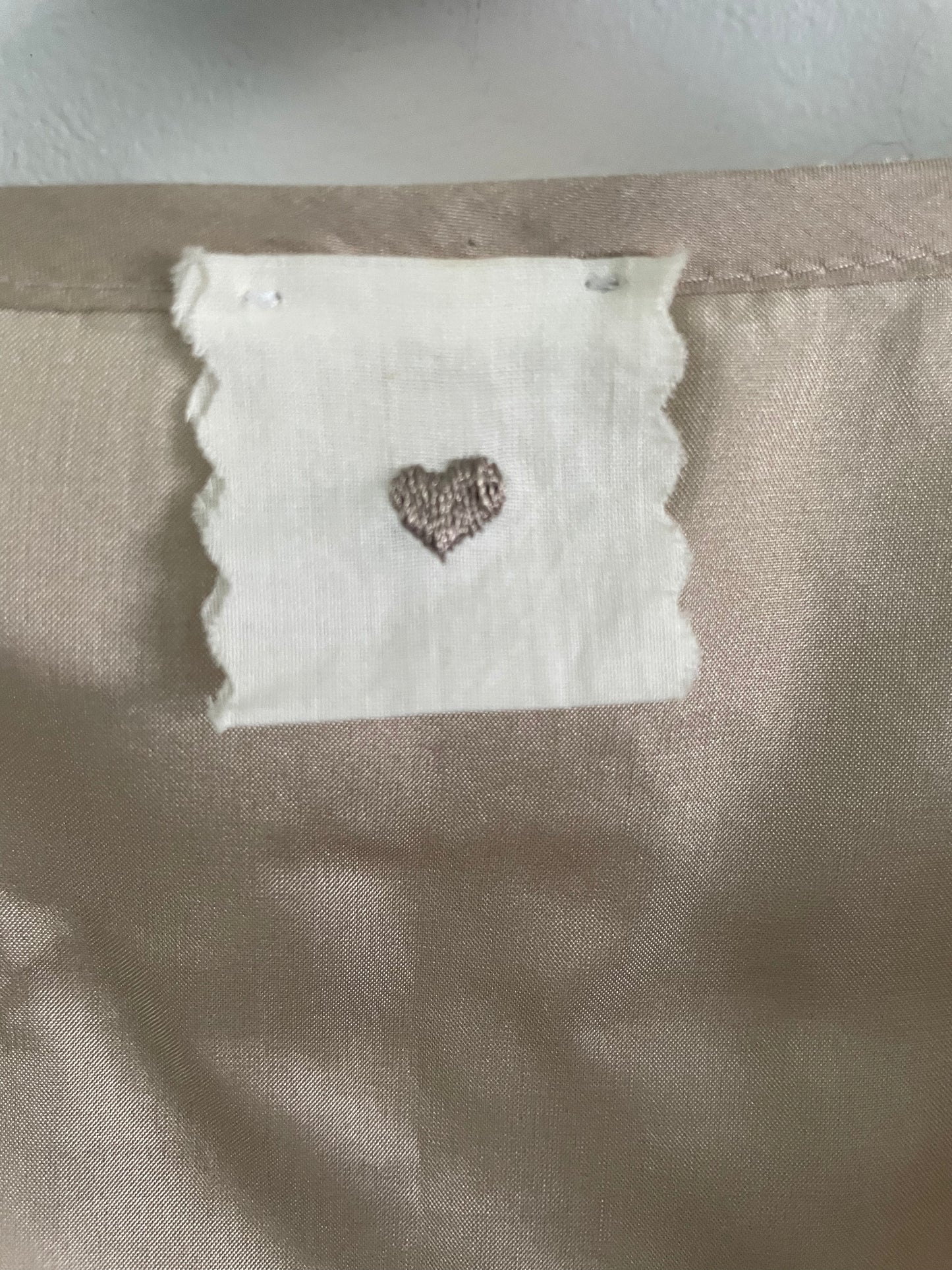 Kjole - smuk perlebesætning i talje - Heartmade