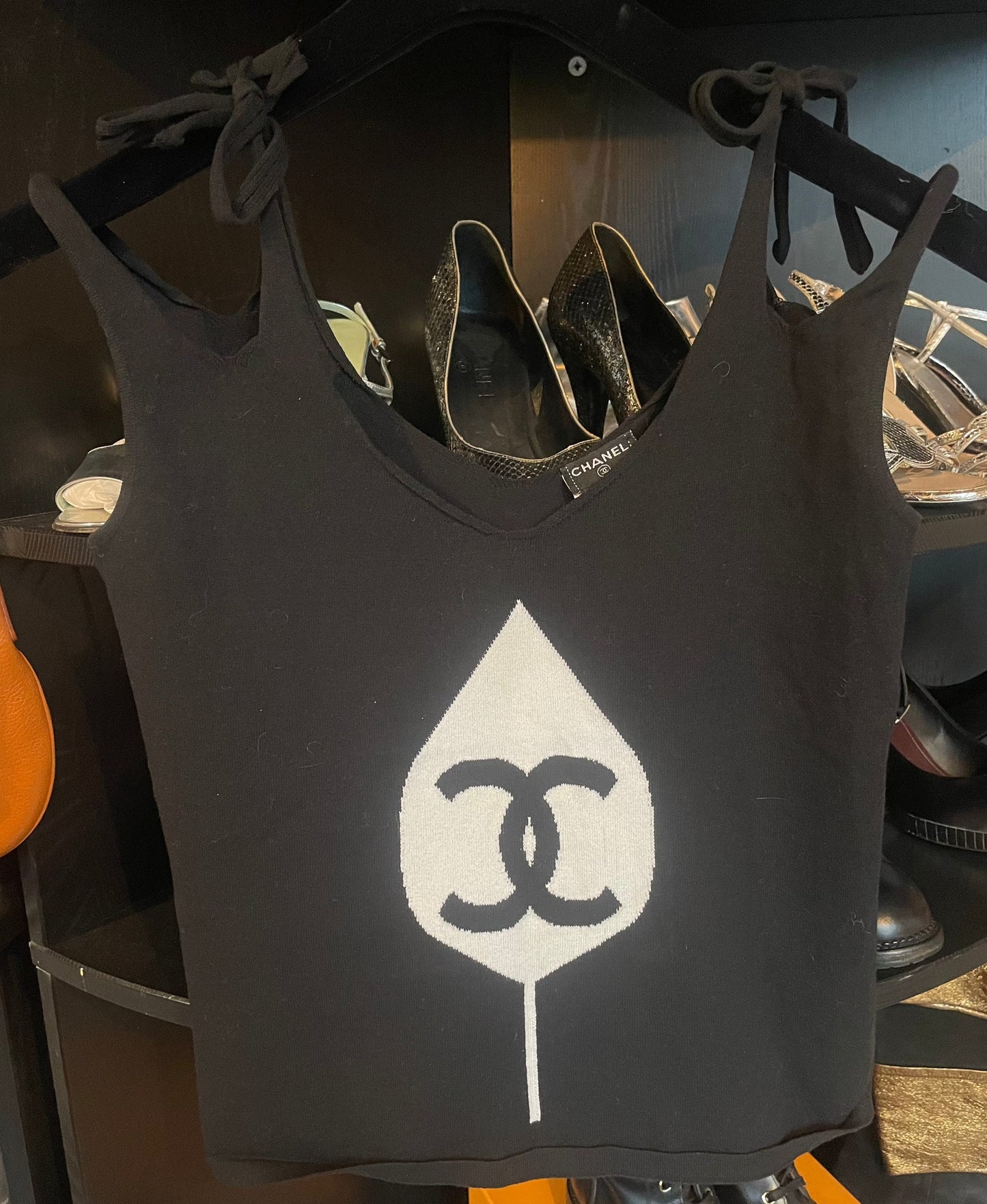 Chanel - Top m. bindebånd på skulder