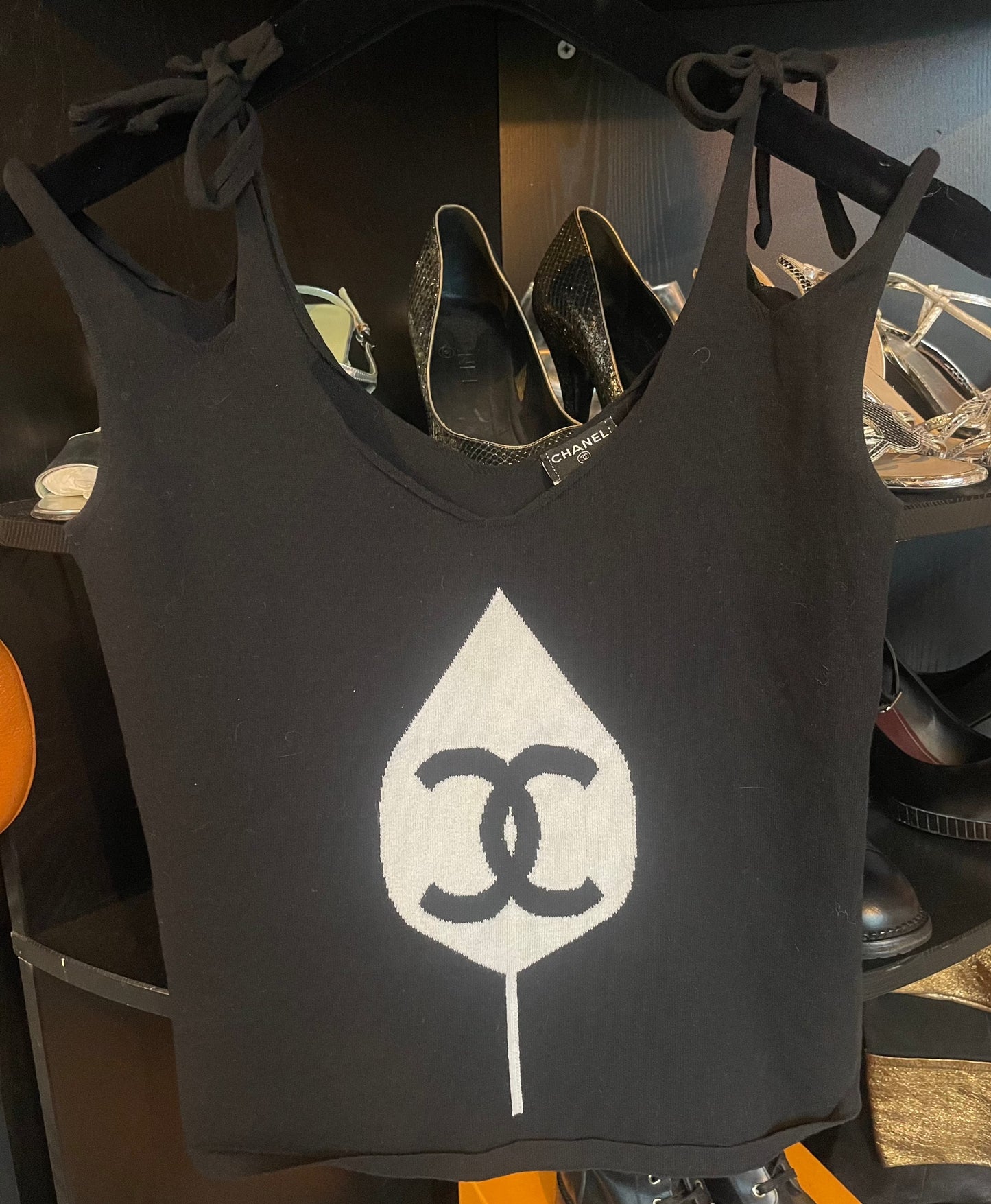 Chanel - Top m. bindebånd på skulder