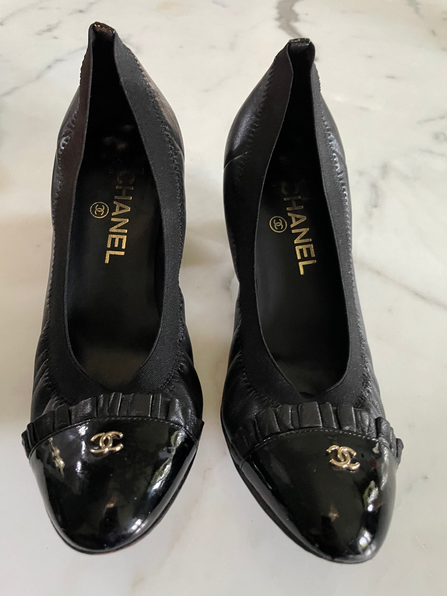 Chanel - Klassisk højhælet med elastisk fod og CC logo