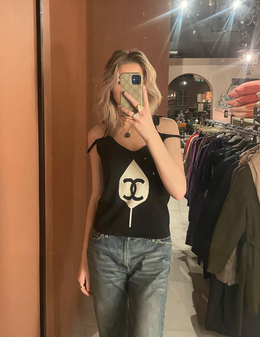 Chanel - Top m. bindebånd på skulder
