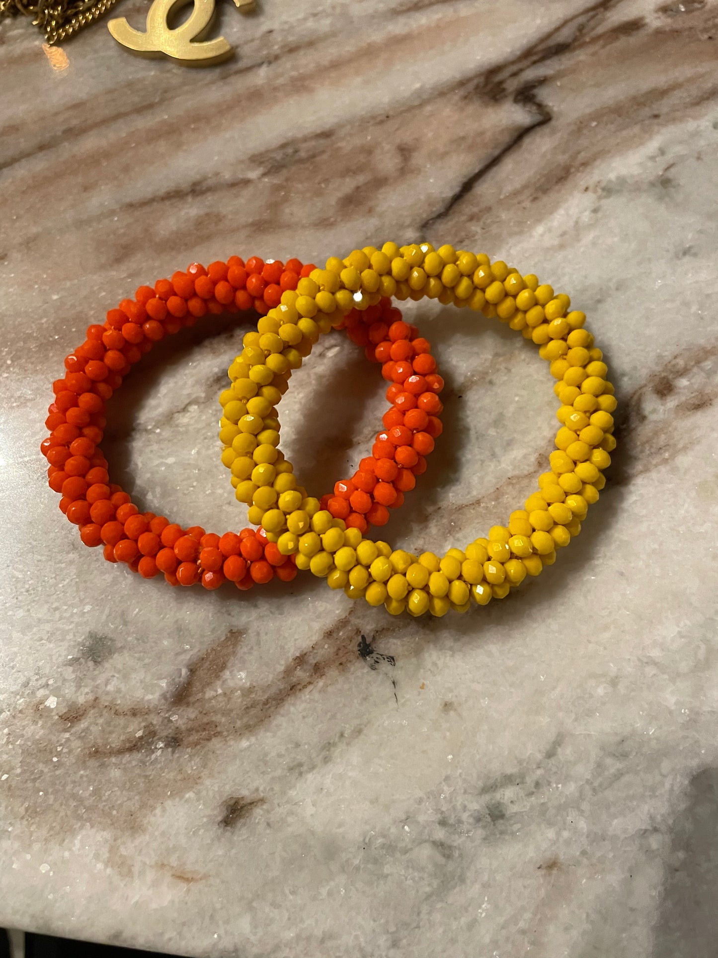 Armbånd - gule glimmer perler