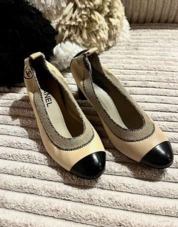 Chanel - Pumps med elastisk fod og CC logo - Beige & sort