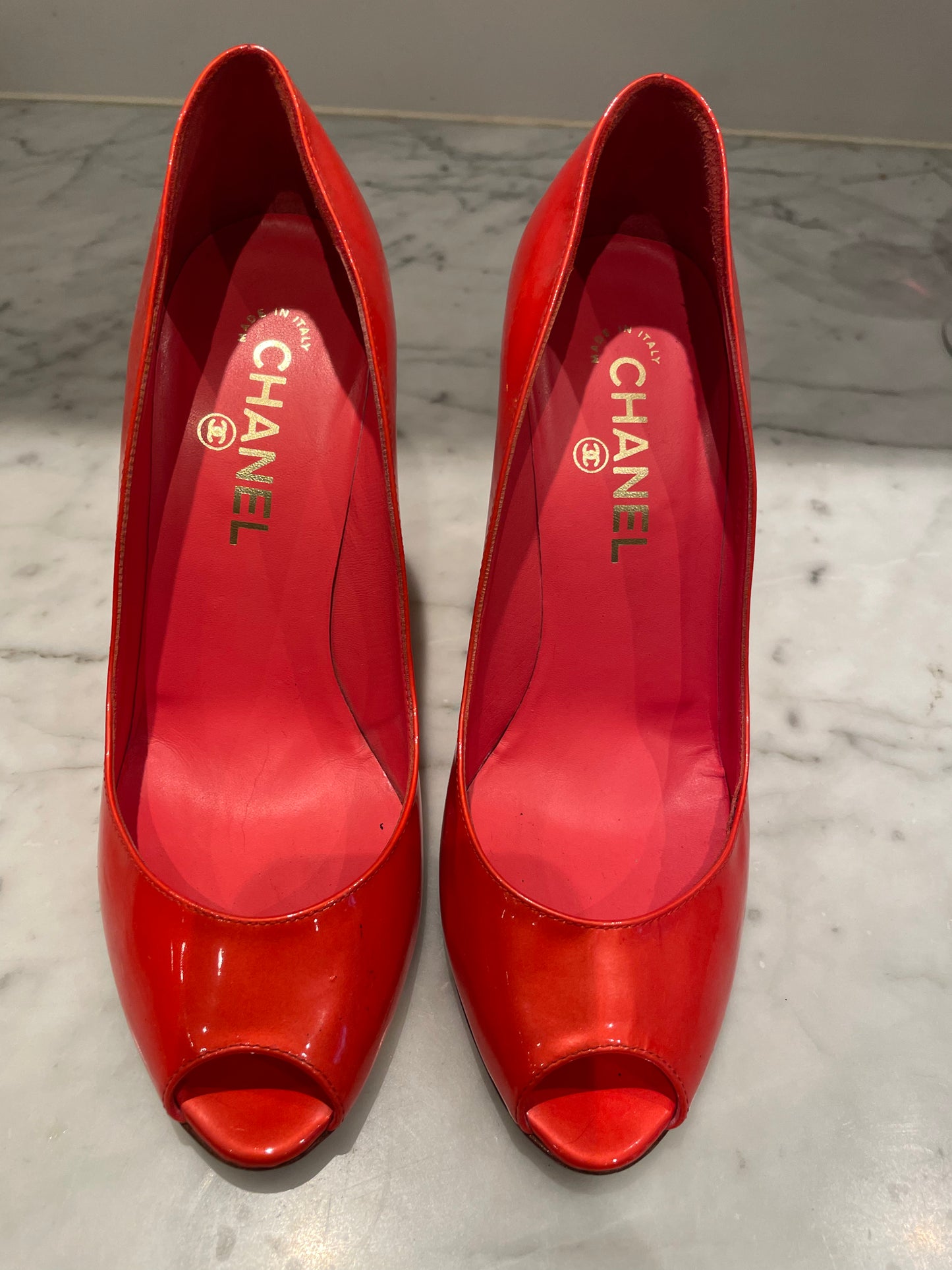 Chanel - CC stilet - Open toe - Patentlæder - Koralrød
