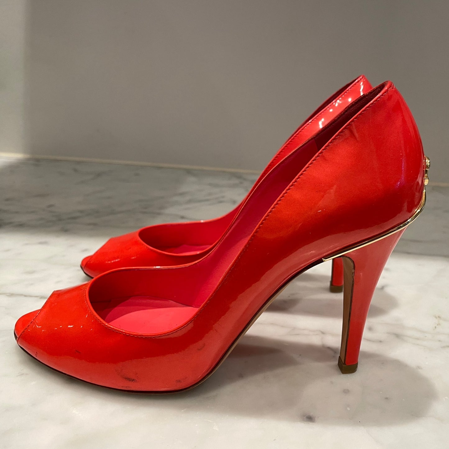 Chanel - CC stilet - Open toe - Patentlæder - Koralrød