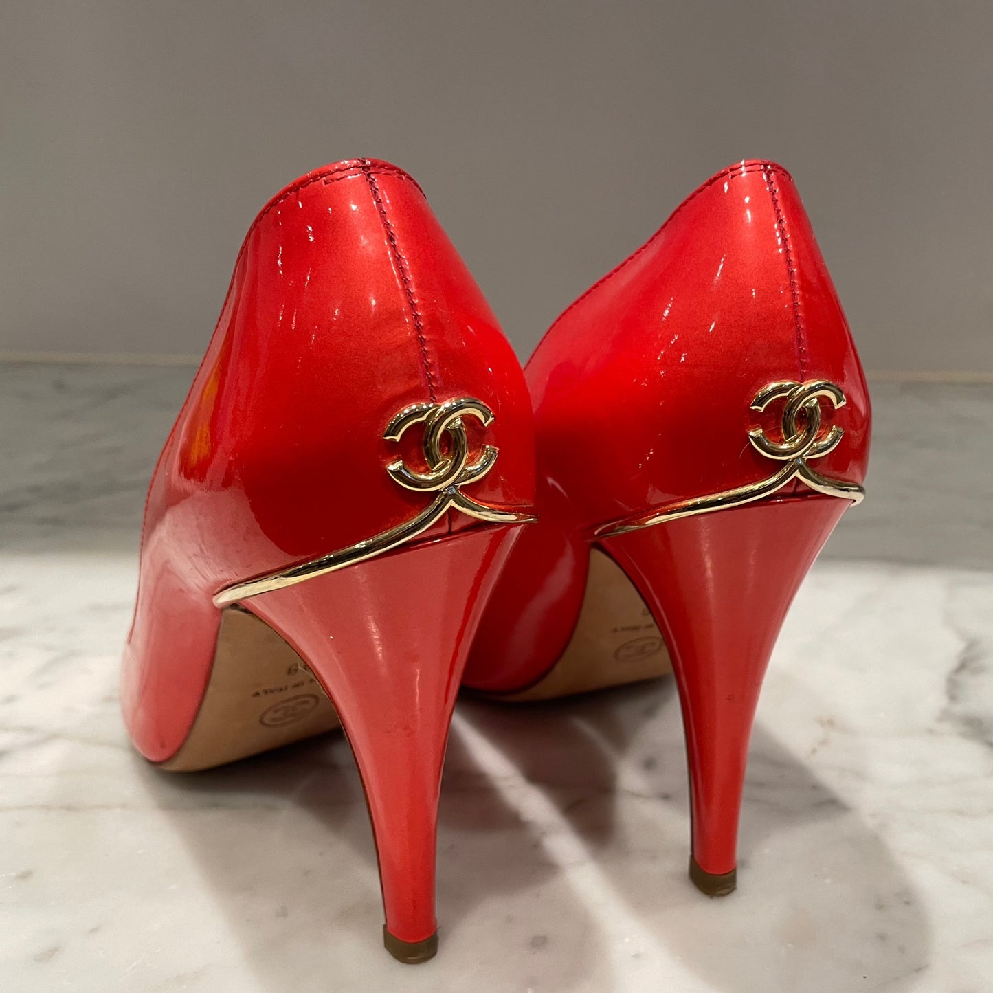 Chanel - CC stilet - Open toe - Patentlæder - Koralrød