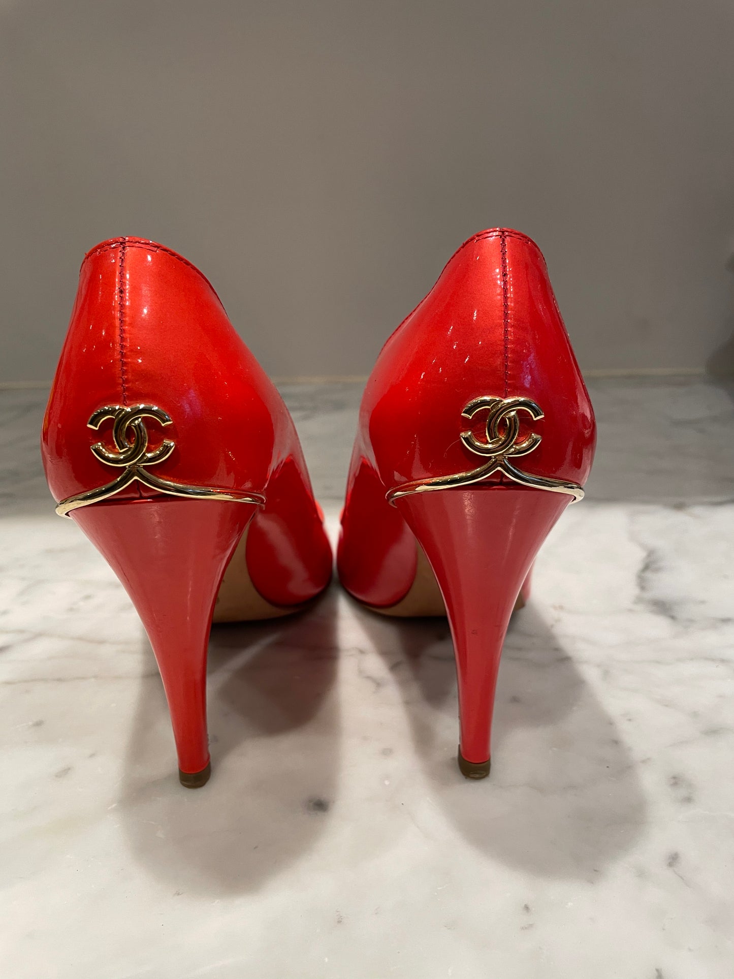 Chanel - CC stilet - Open toe - Patentlæder - Koralrød