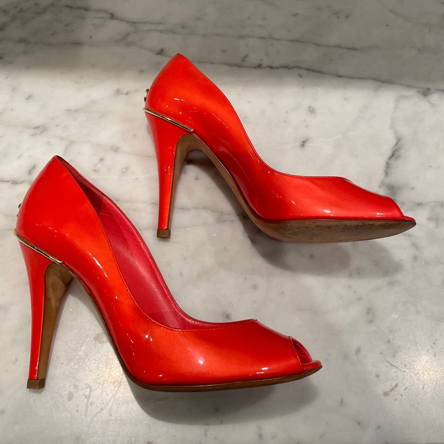 Chanel - CC stilet - Open toe - Patentlæder - Koralrød