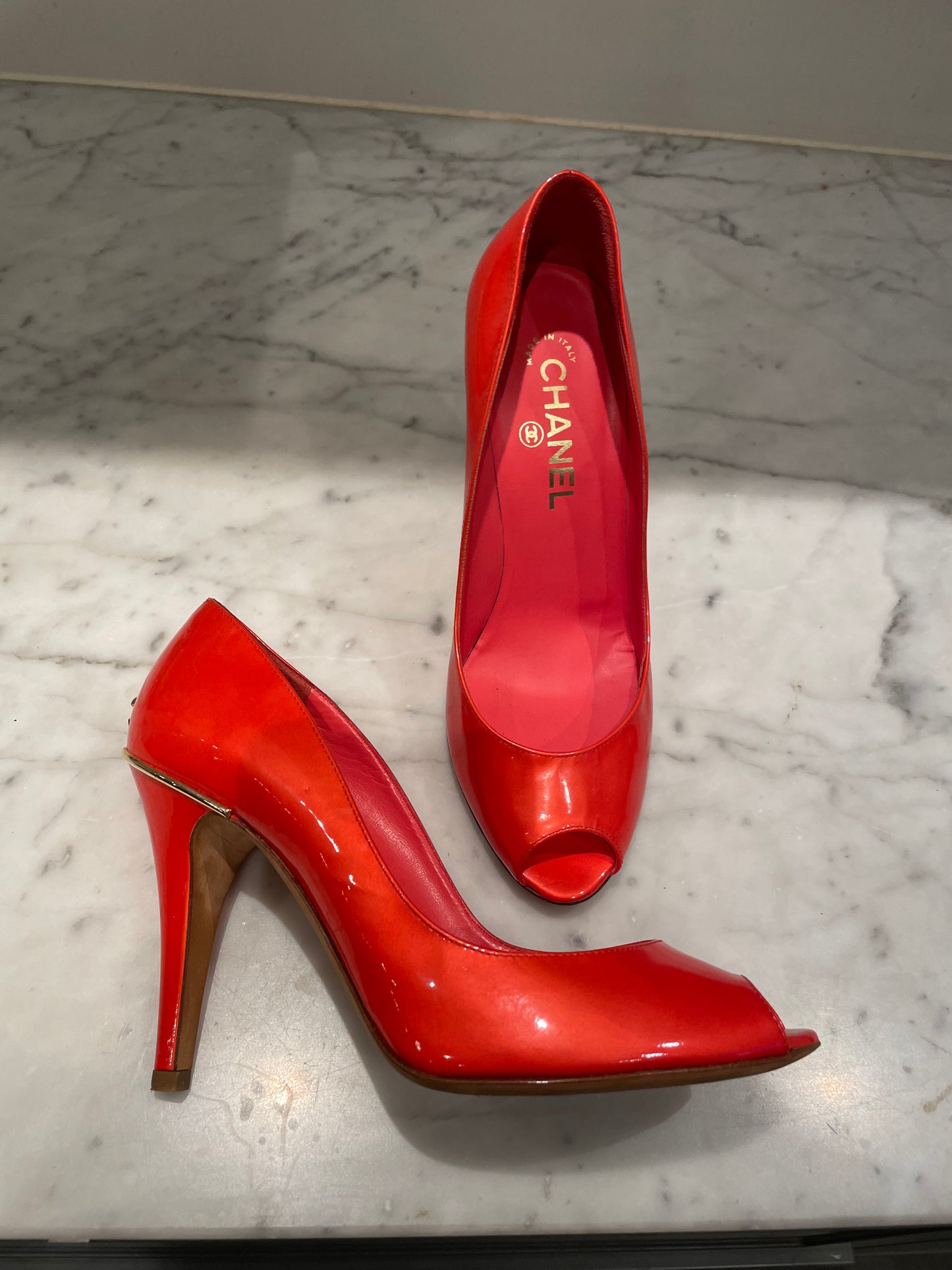 Chanel - CC stilet - Open toe - Patentlæder - Koralrød