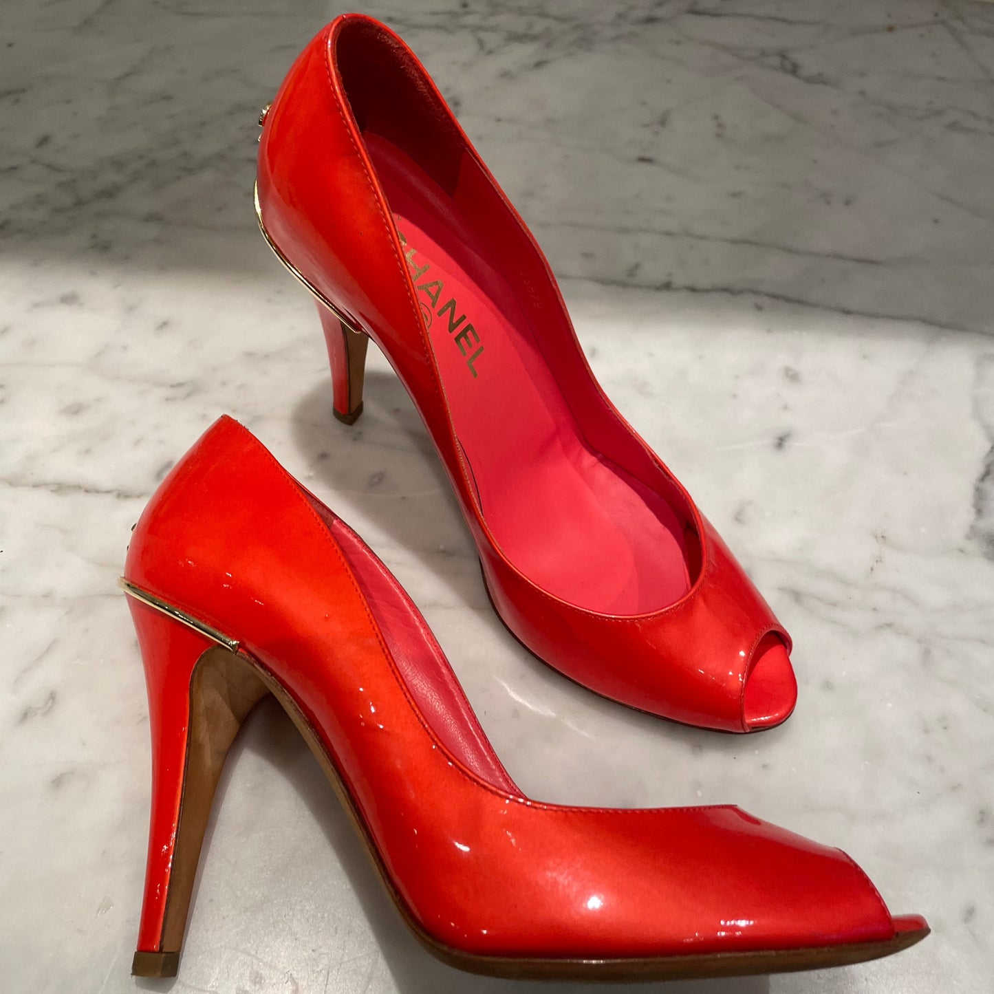 Chanel - CC stilet - Open toe - Patentlæder - Koralrød