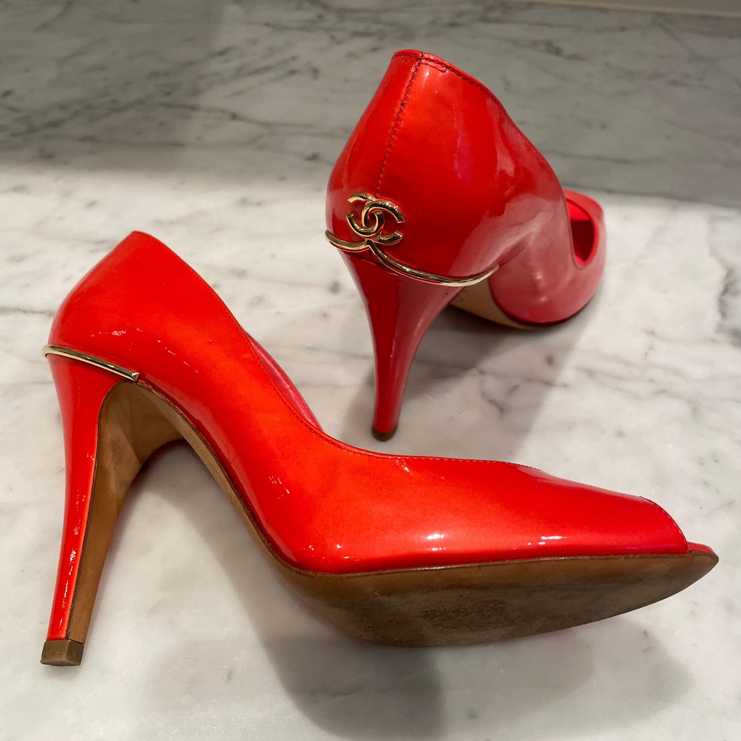 Chanel - CC stilet - Open toe - Patentlæder - Koralrød