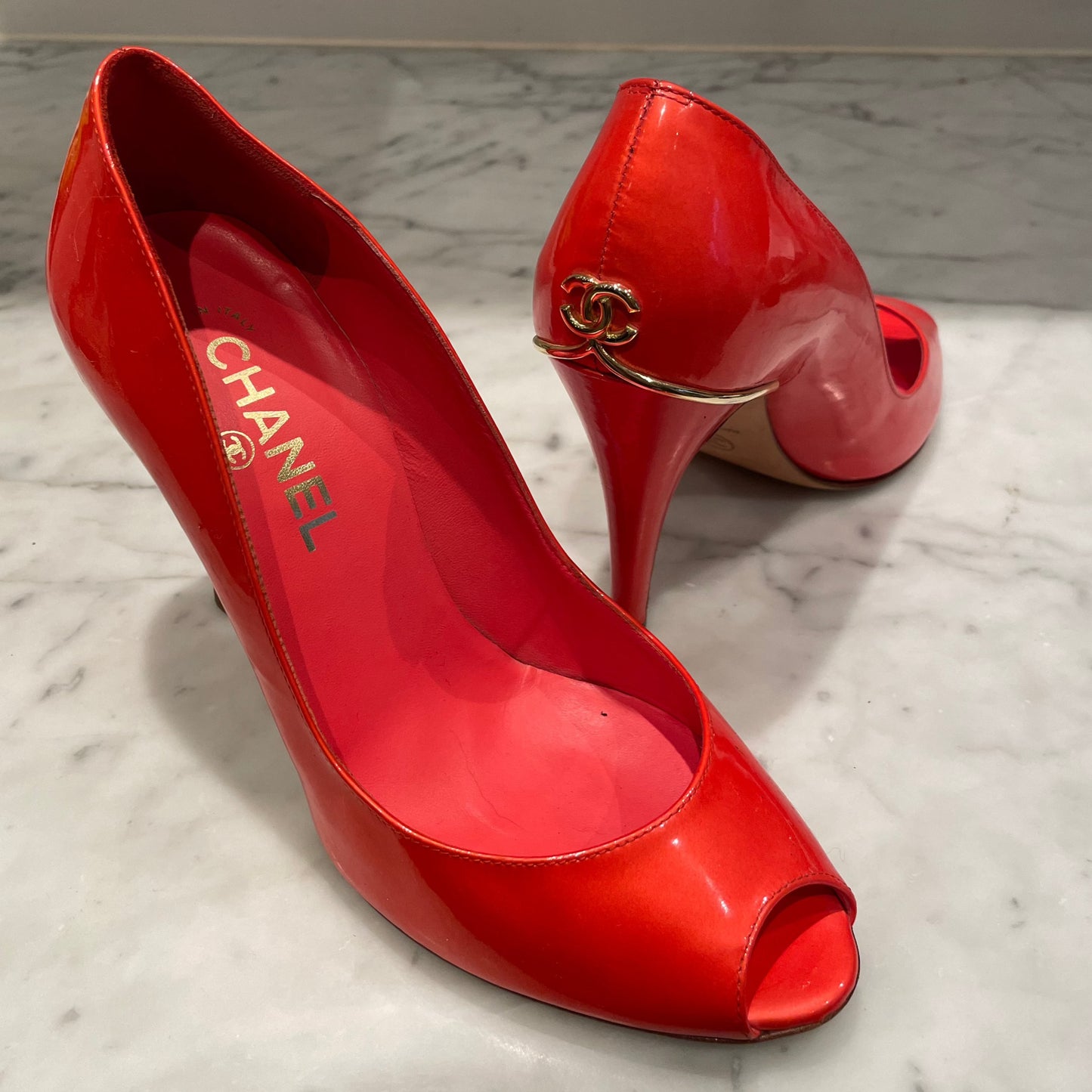 Chanel - CC stilet - Open toe - Patentlæder - Koralrød