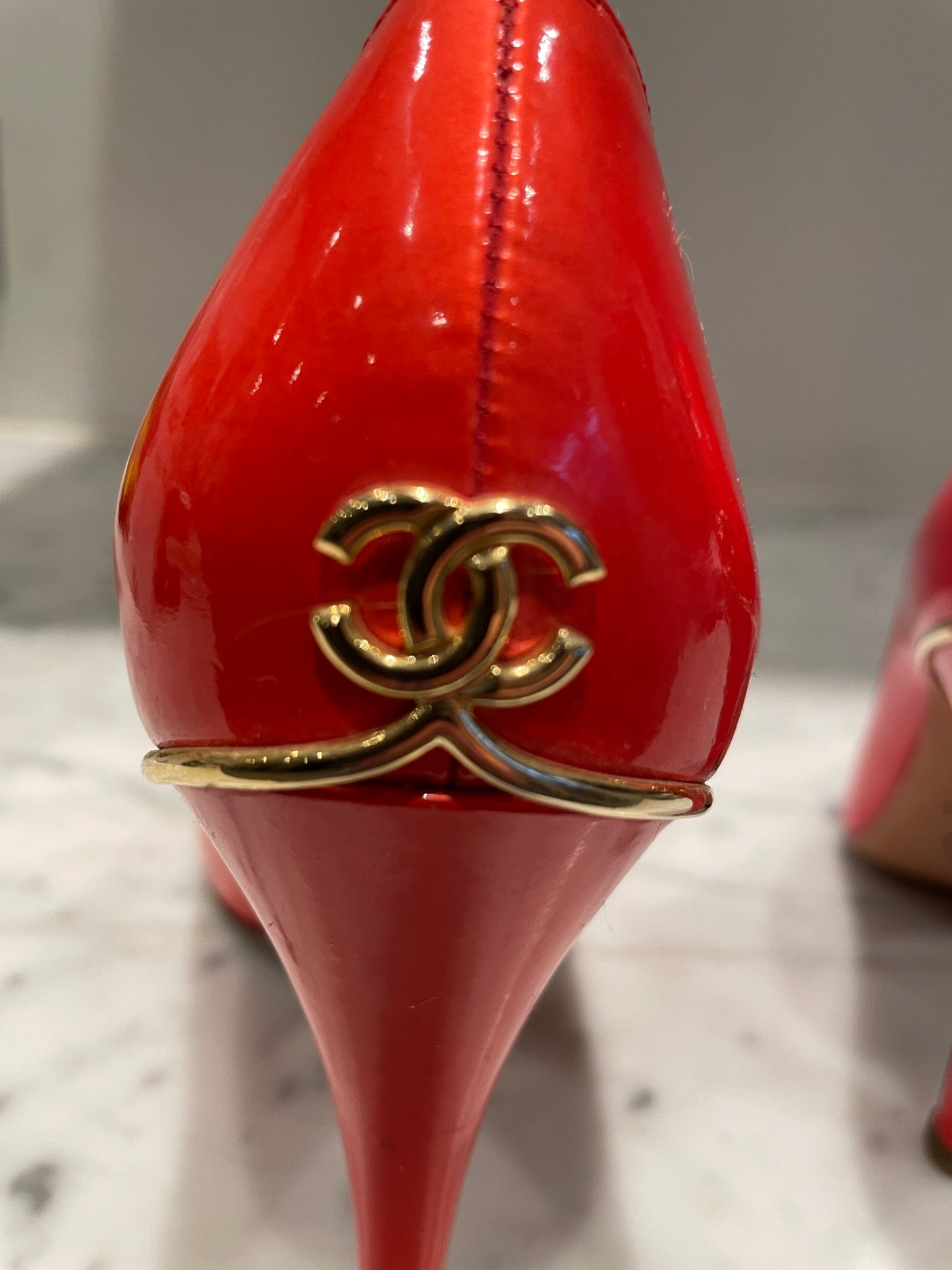 Chanel - CC stilet - Open toe - Patentlæder - Koralrød