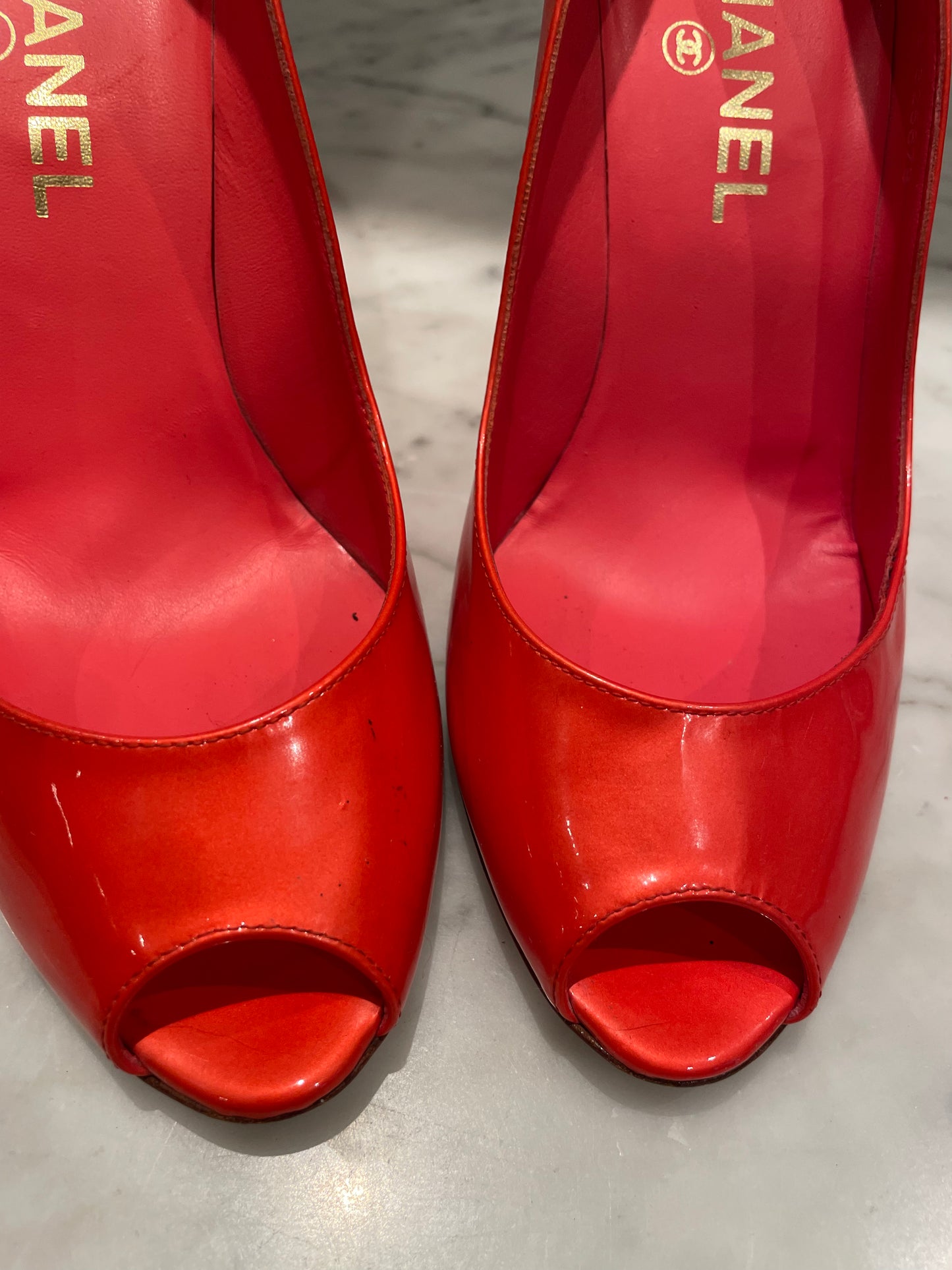 Chanel - CC stilet - Open toe - Patentlæder - Koralrød