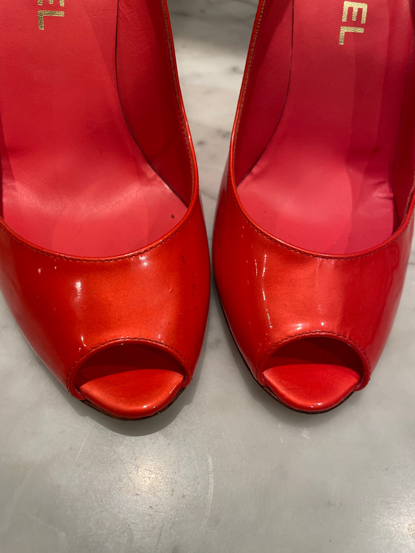 Chanel - CC stilet - Open toe - Patentlæder - Koralrød