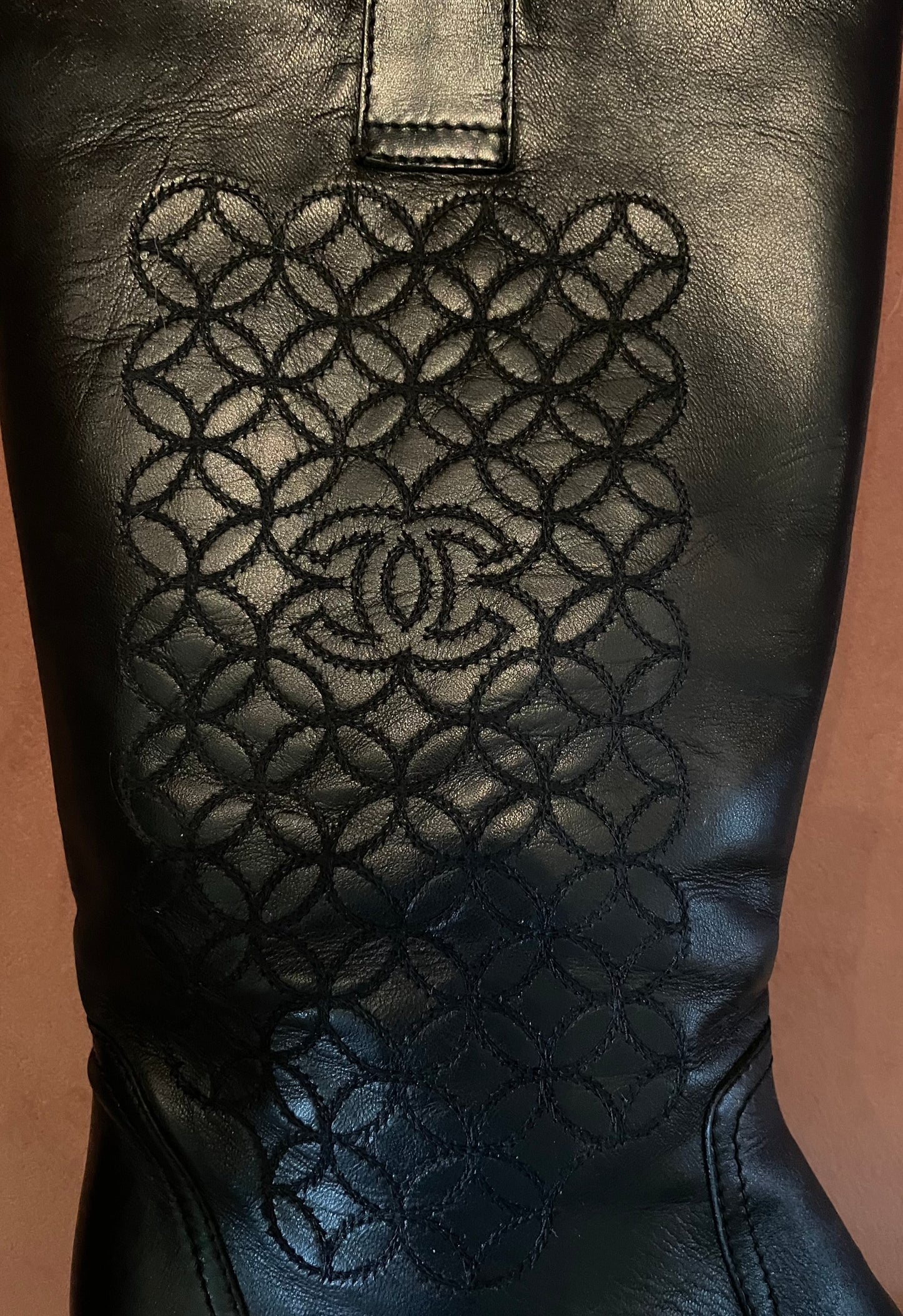 Chanel - Cowboystøvler med CC logo i mønstersyning