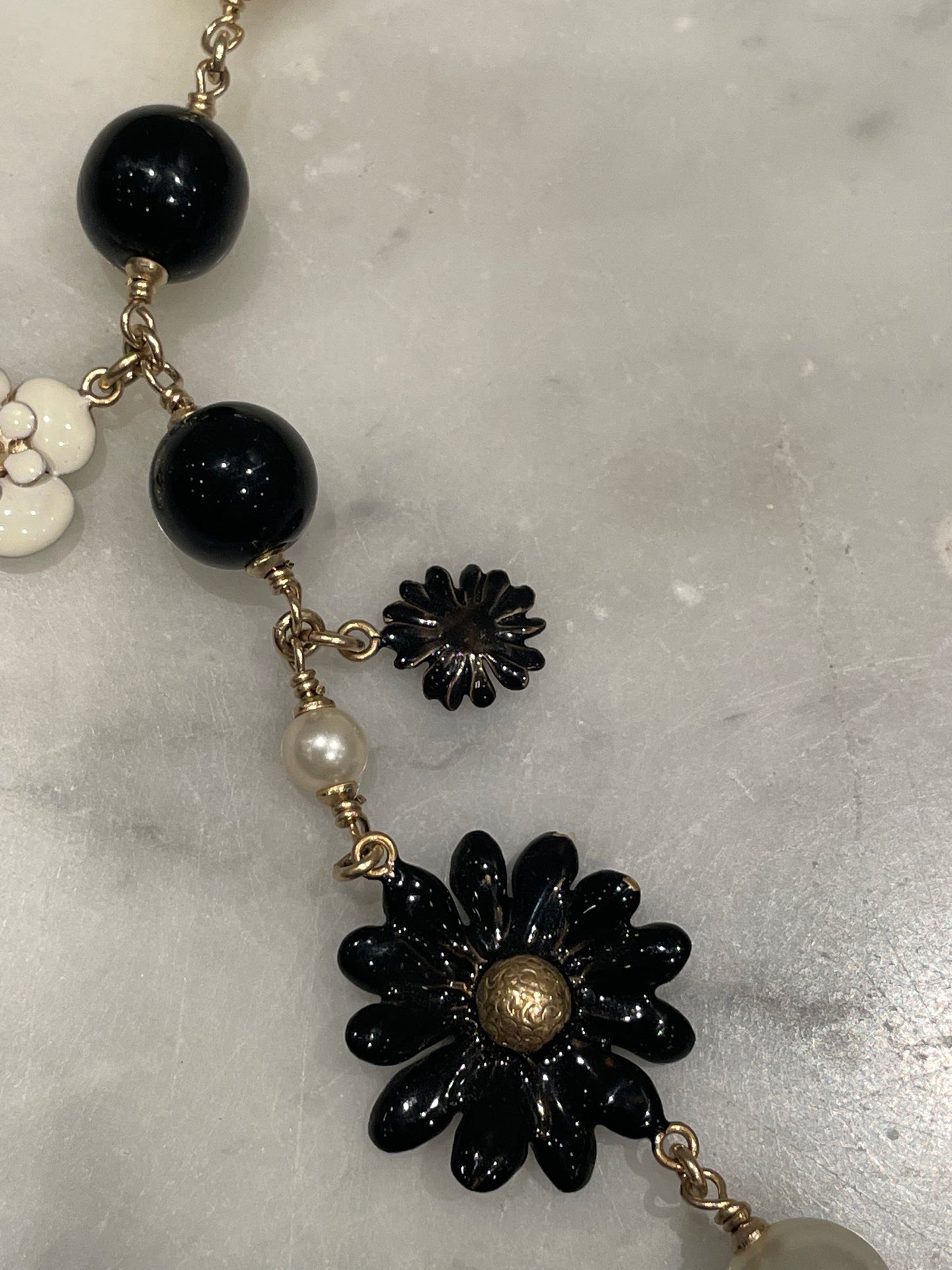 Chanel - Halskæde - CC logos & Camelias