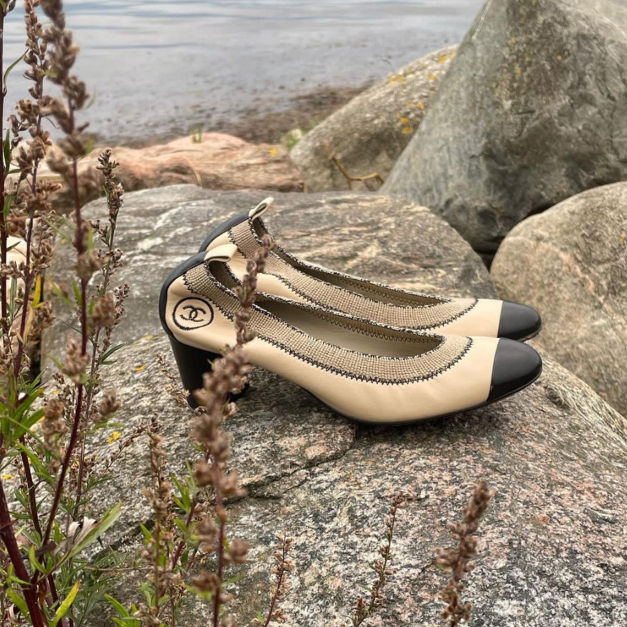 Chanel - Pumps med elastisk fod og CC logo - Beige & sort