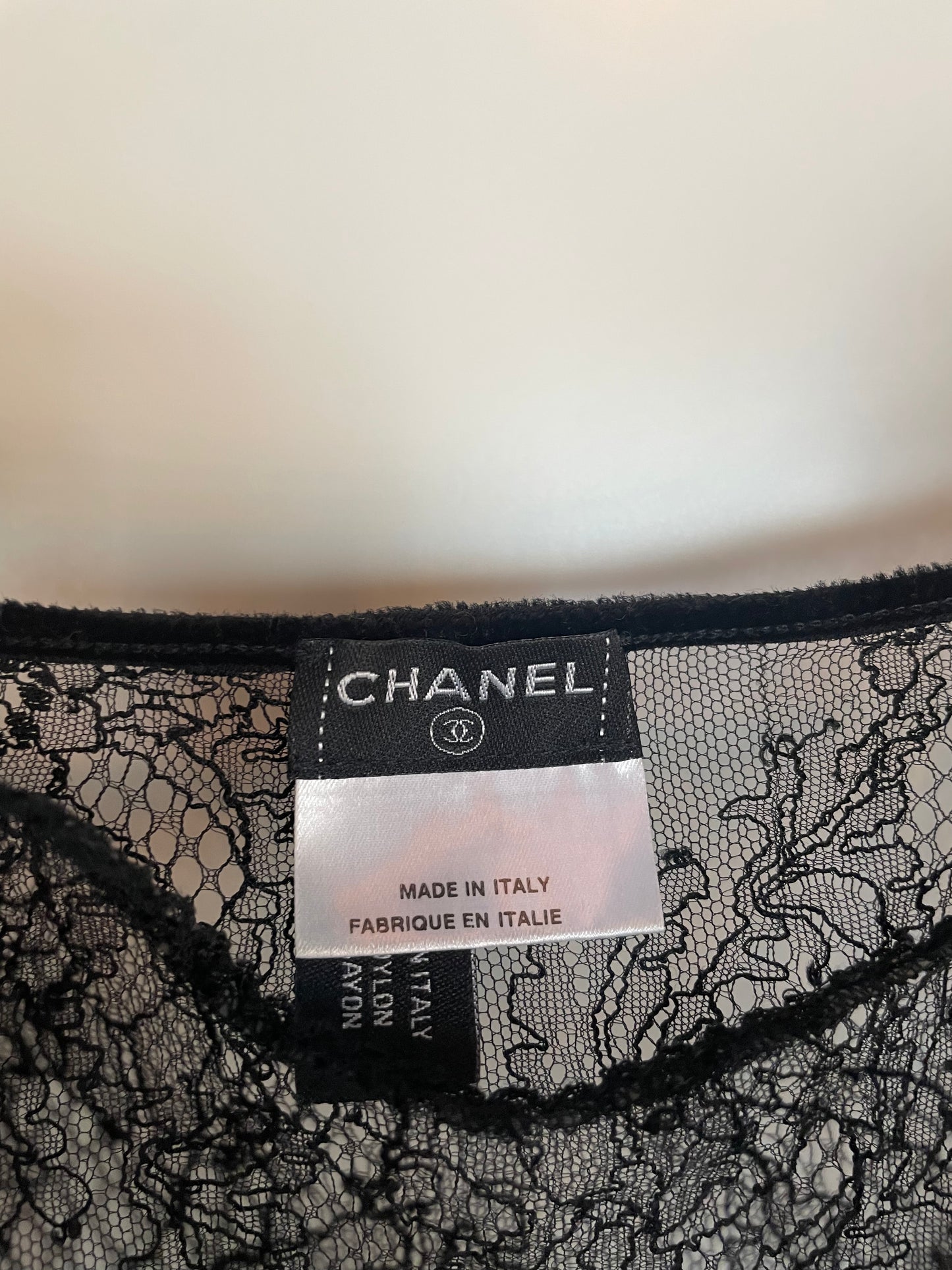 Chanel - Blondetop m. Camelia & Emblem - str. S/M