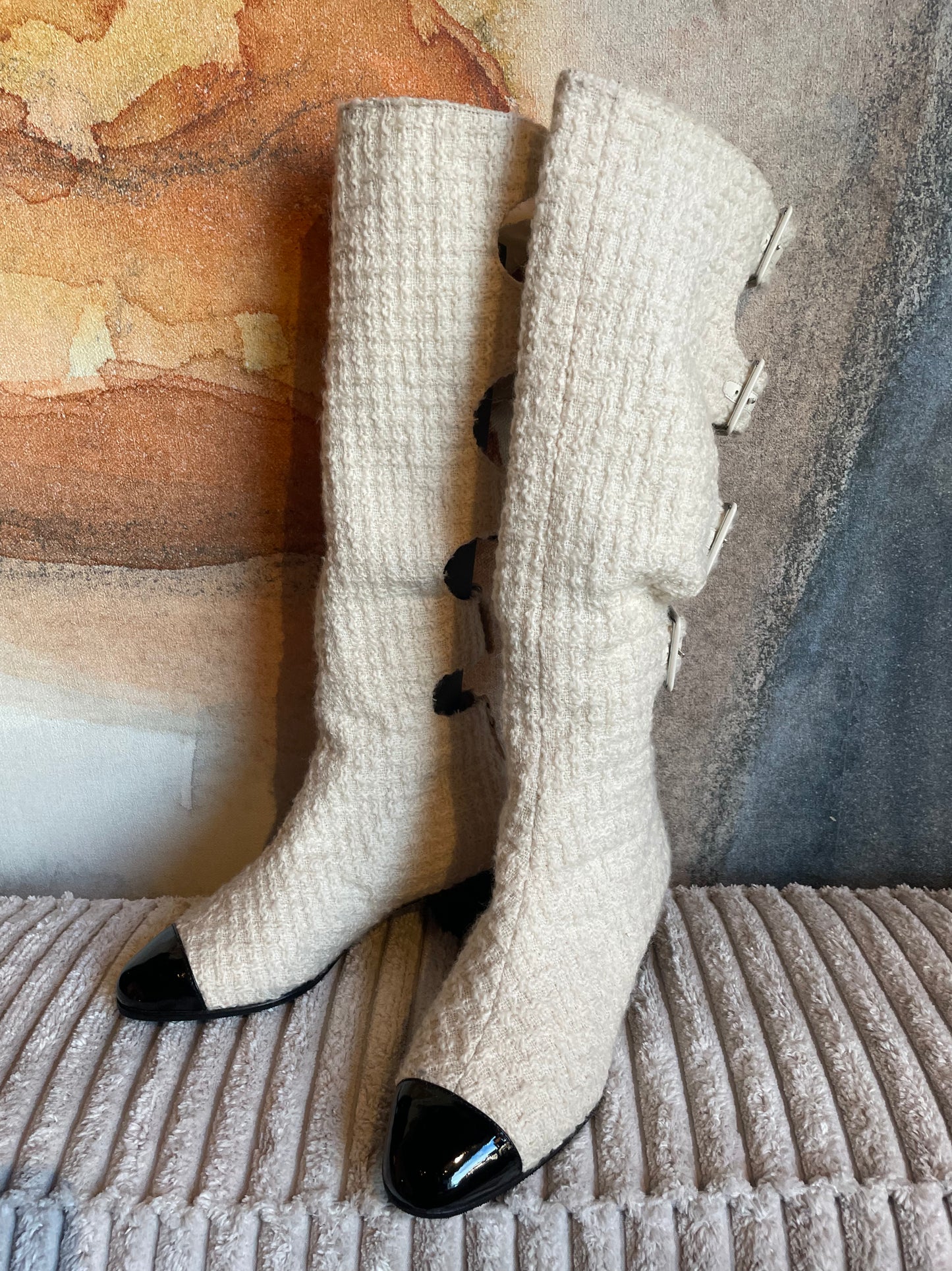 Chanel - knee-high støvle med spændelukninger langs læg. Bouclé.