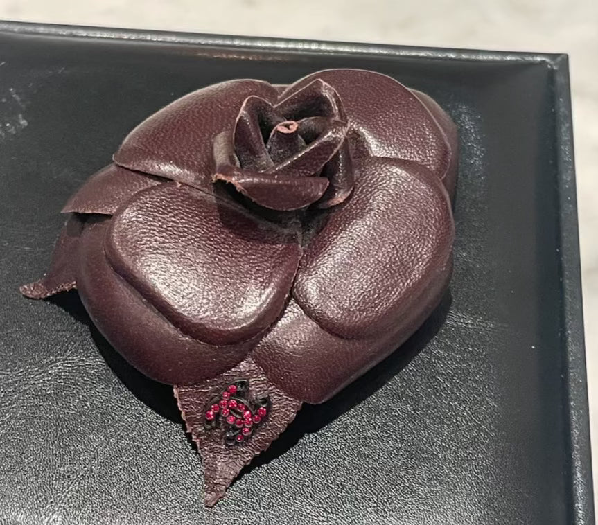 Broche - Chanel - choko-brunt skind med CC logo i små fine sten