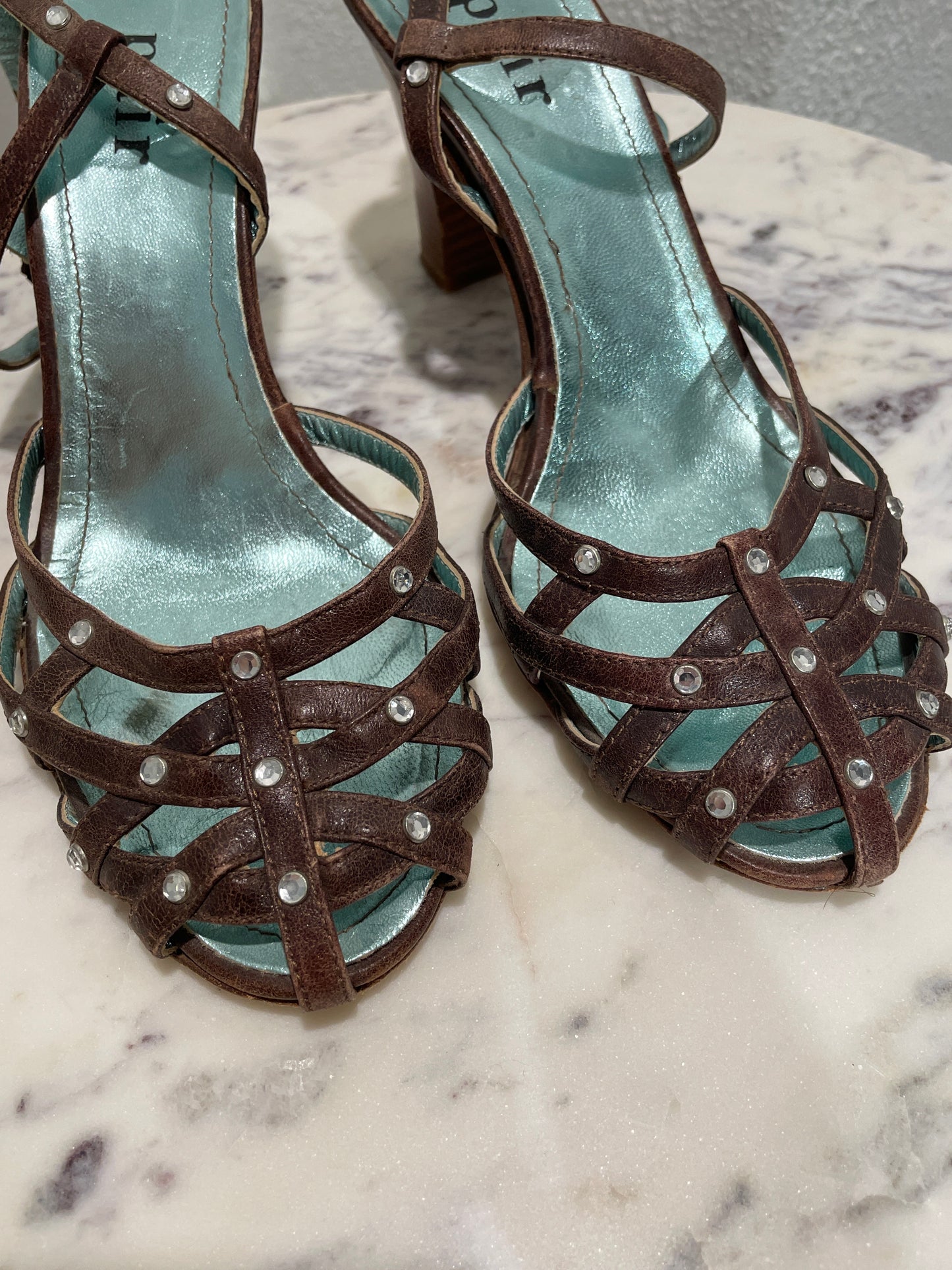 A Pair – sandals w. heels - 37
