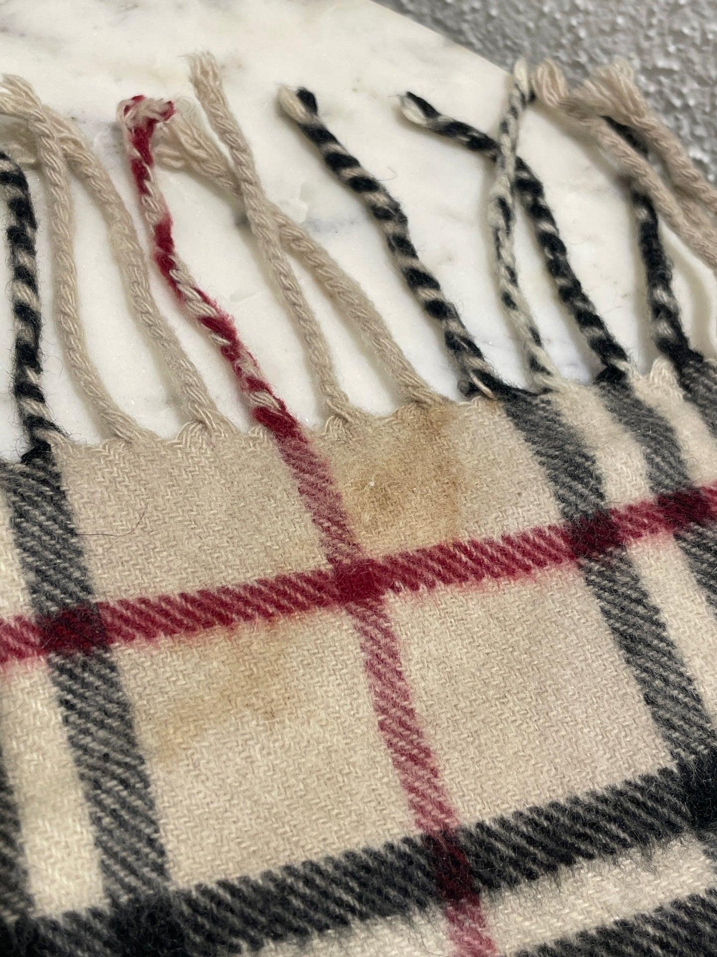 Burberry — Classic Scarf in 100% Pure Cashmere
