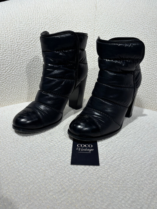 Chanel Puffer Heel Boots – Black Nylon & Lambskin - EU 40