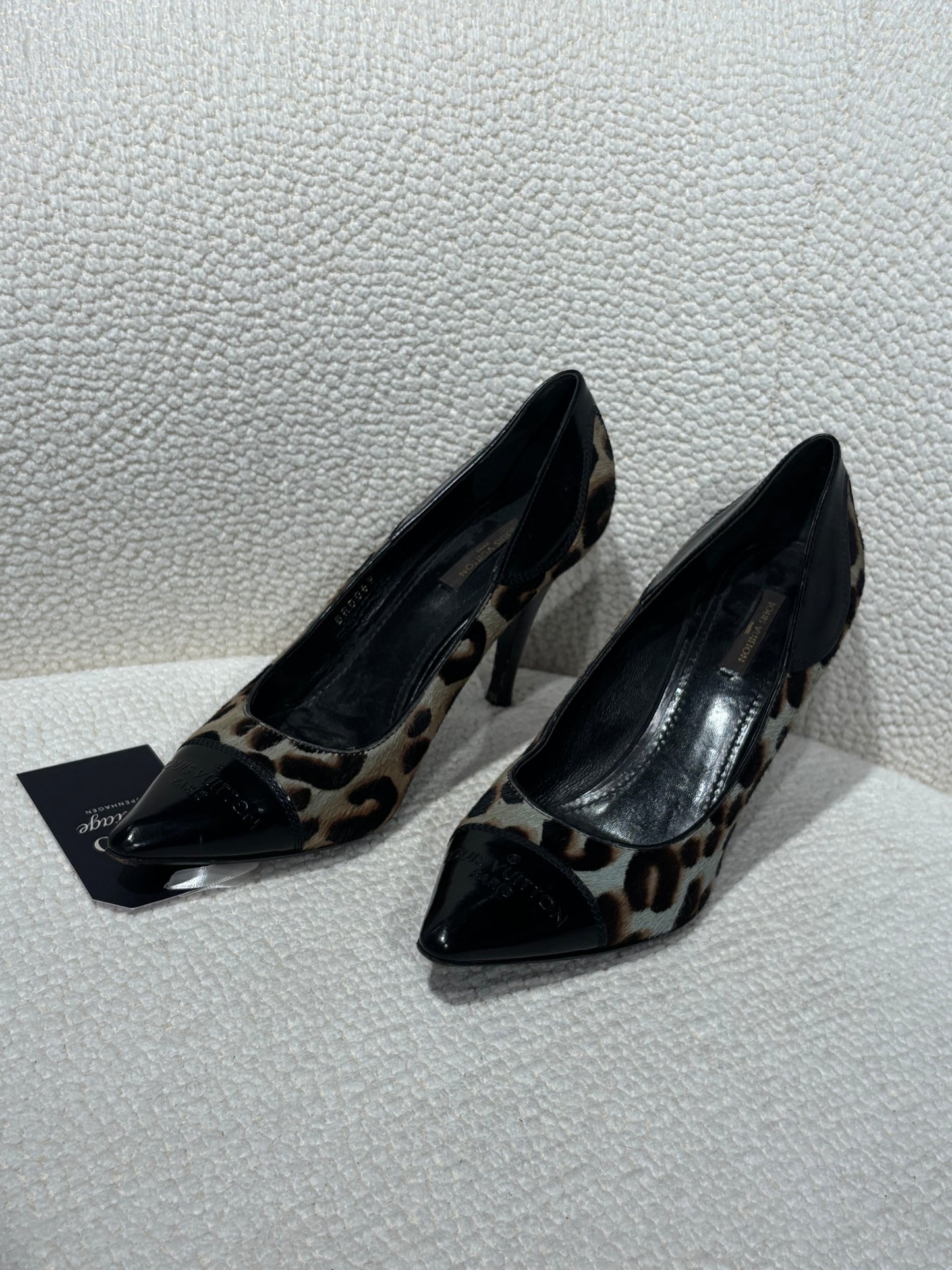 Louis Vuitton Pumps – Leopard Calf Hair, Patent Leather & Logo Embossing – EU 38