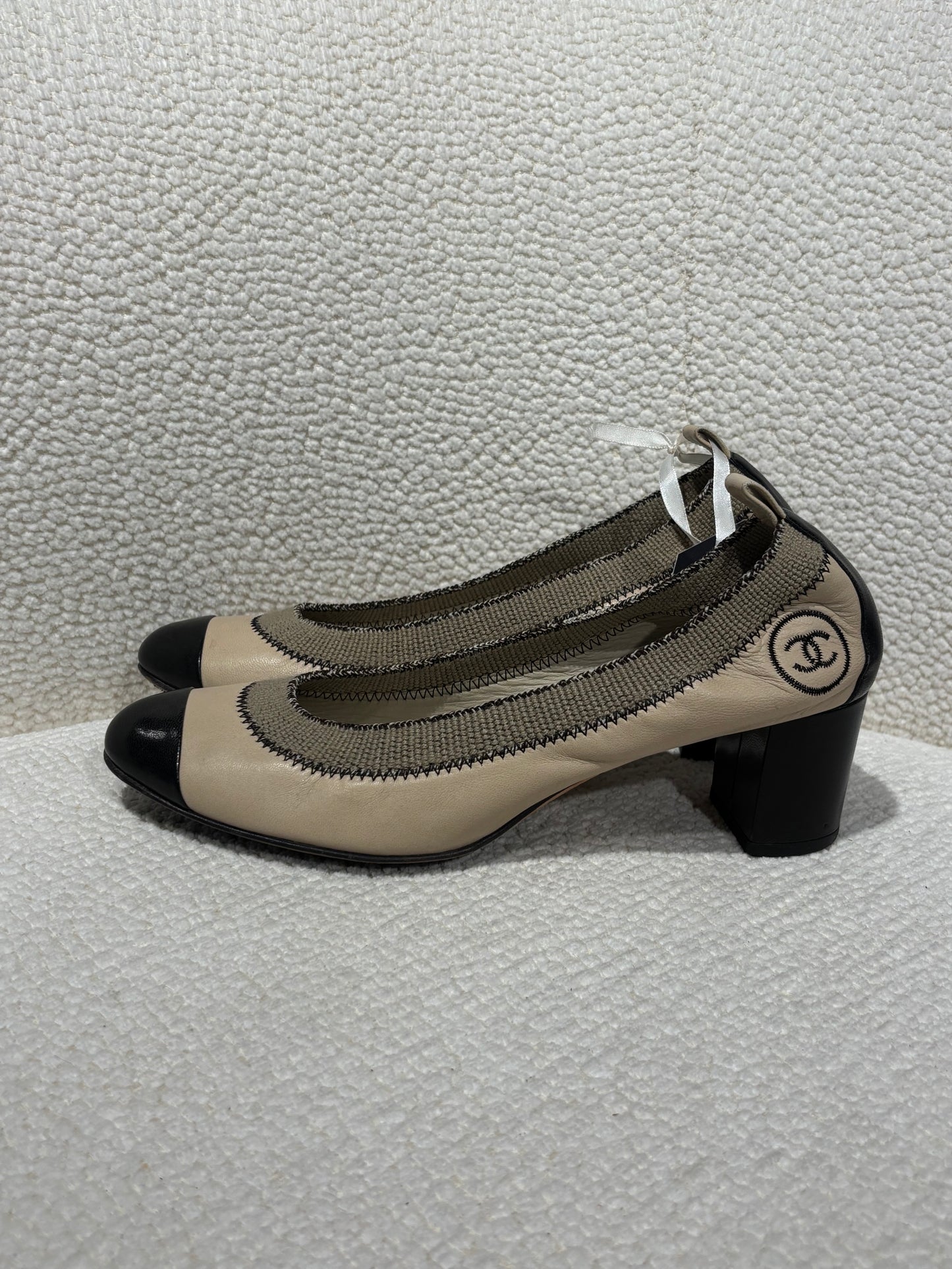 Chanel Pumps – Beige & Black Leather – EU 38