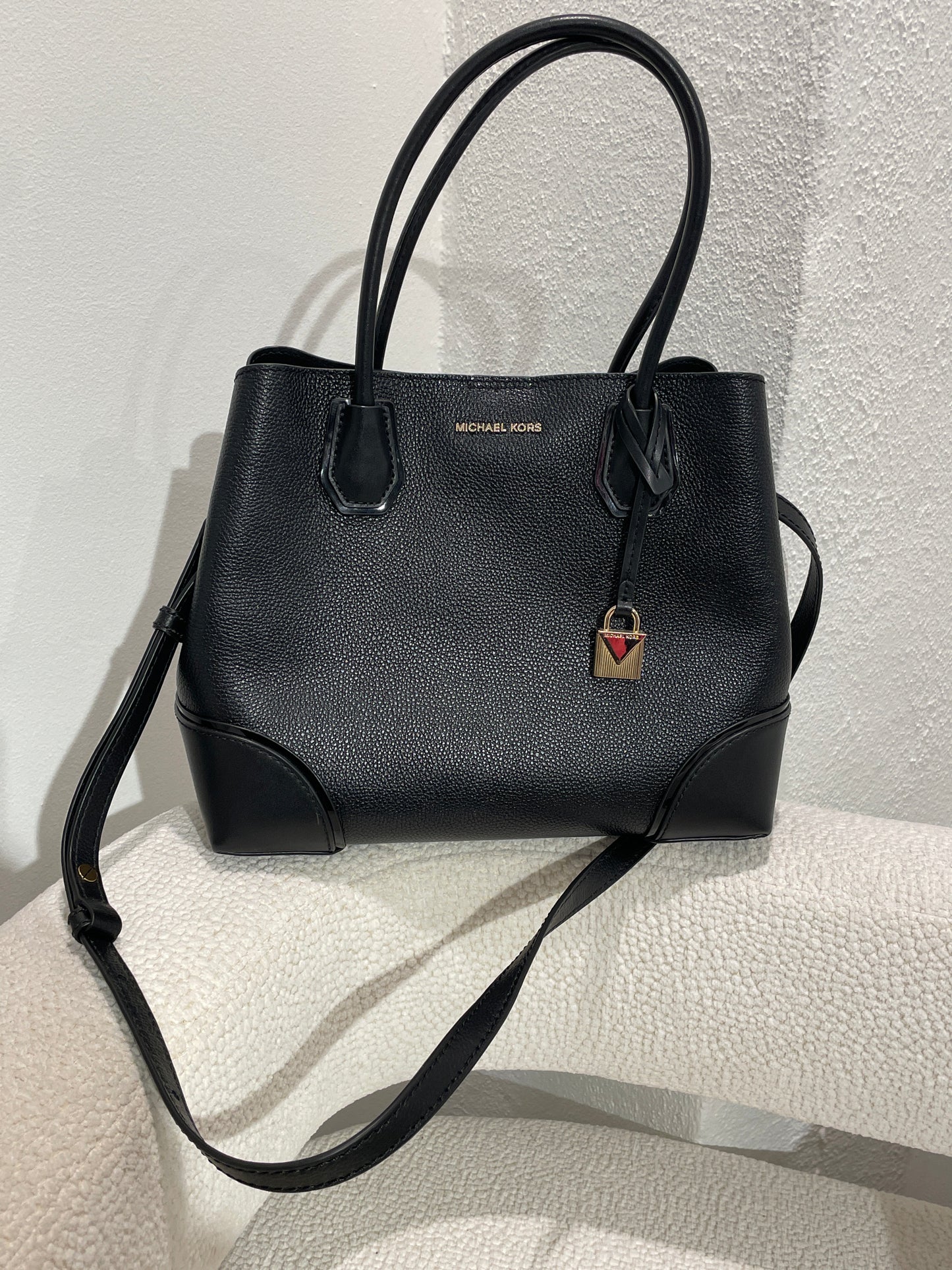 Michael Kors - black & gold - 30 cm x 26 cm.