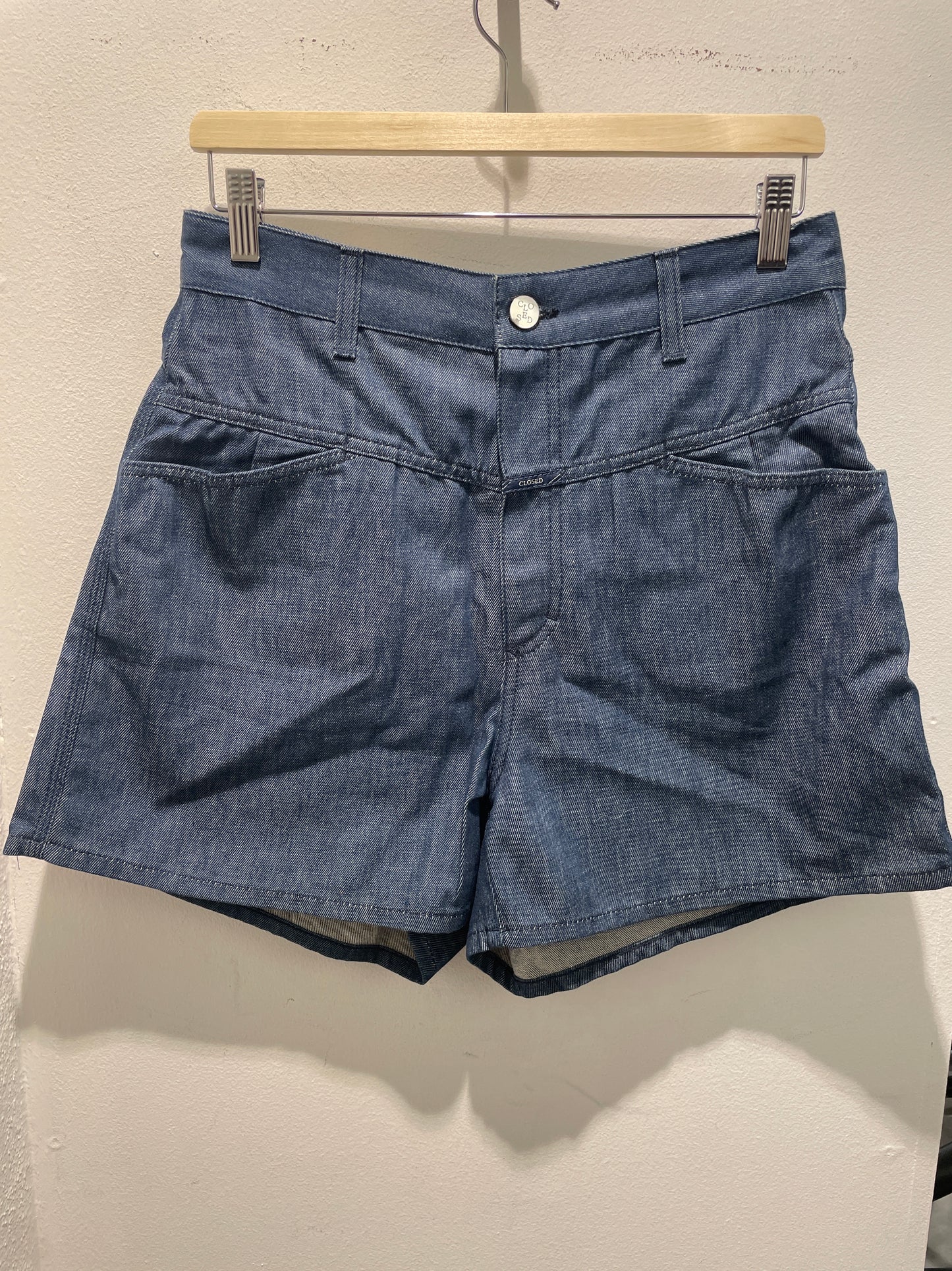 Closed — High-Waisted Denim Shorts with Signature X-Pockets (Size W31 / Fits EU 40-42)
