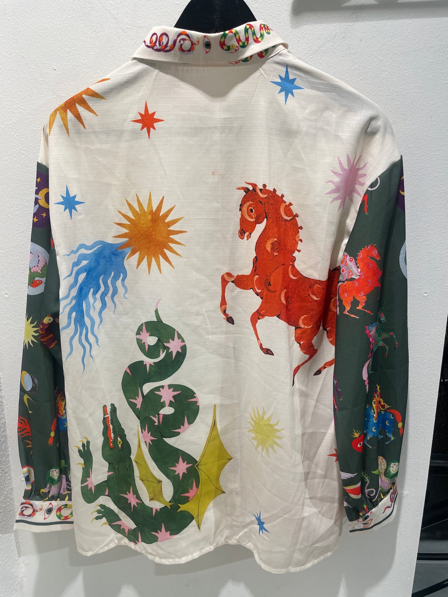 Shirt - White w. horse & sun - Medinas Wardrobe - S