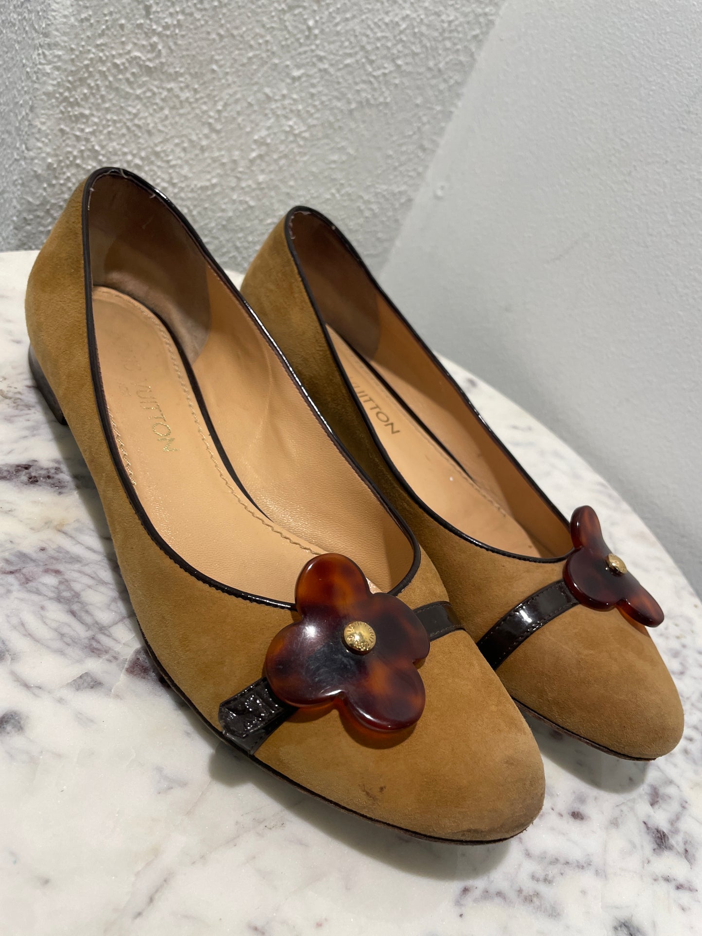 Louis Vuitton Tan Suede Fleur Ballet Flats with Tortoiseshell Monogram Flower - 38,5