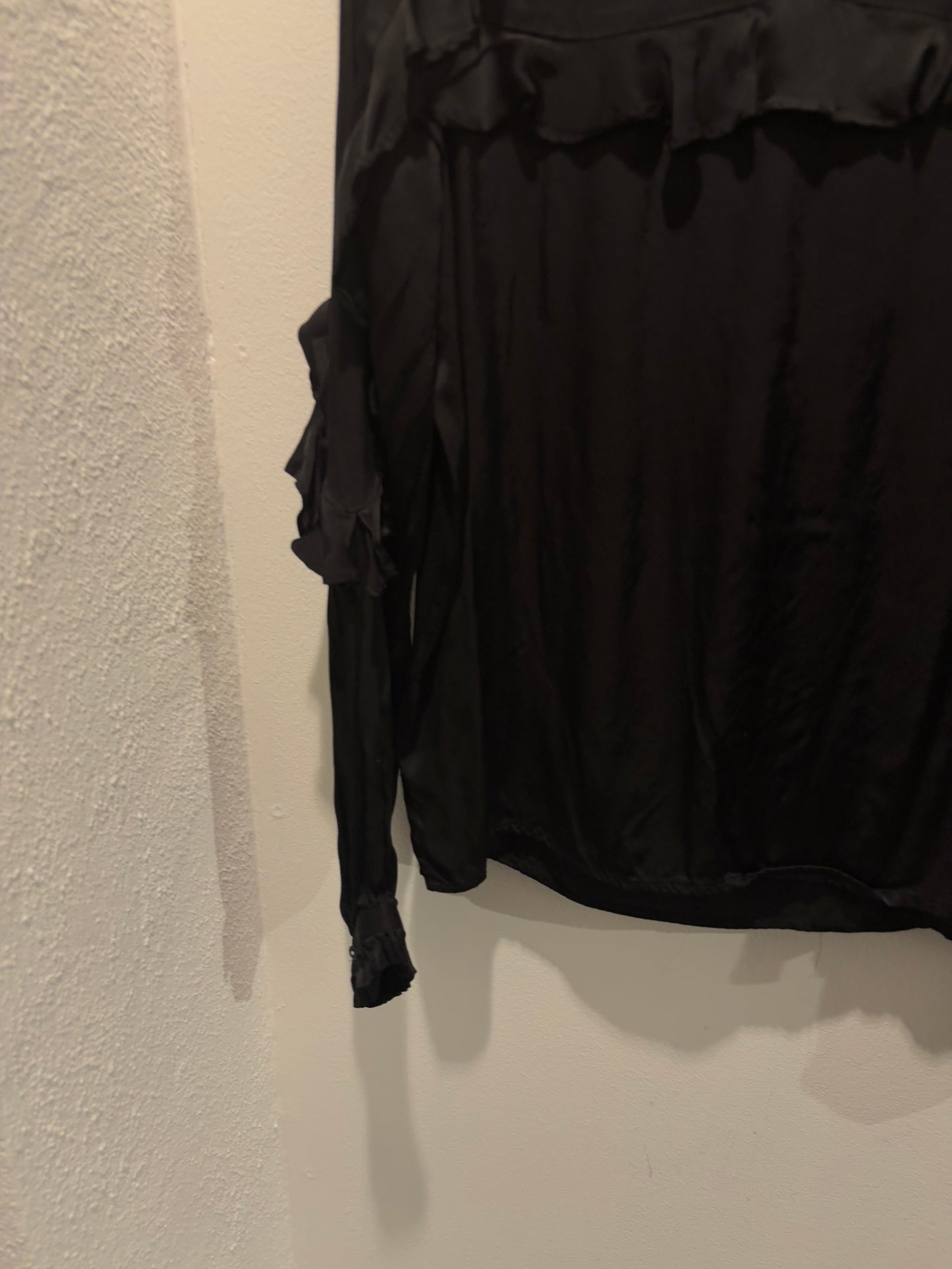 Munthe - top - black w. frill - EU38 - Medinas Wardrobe