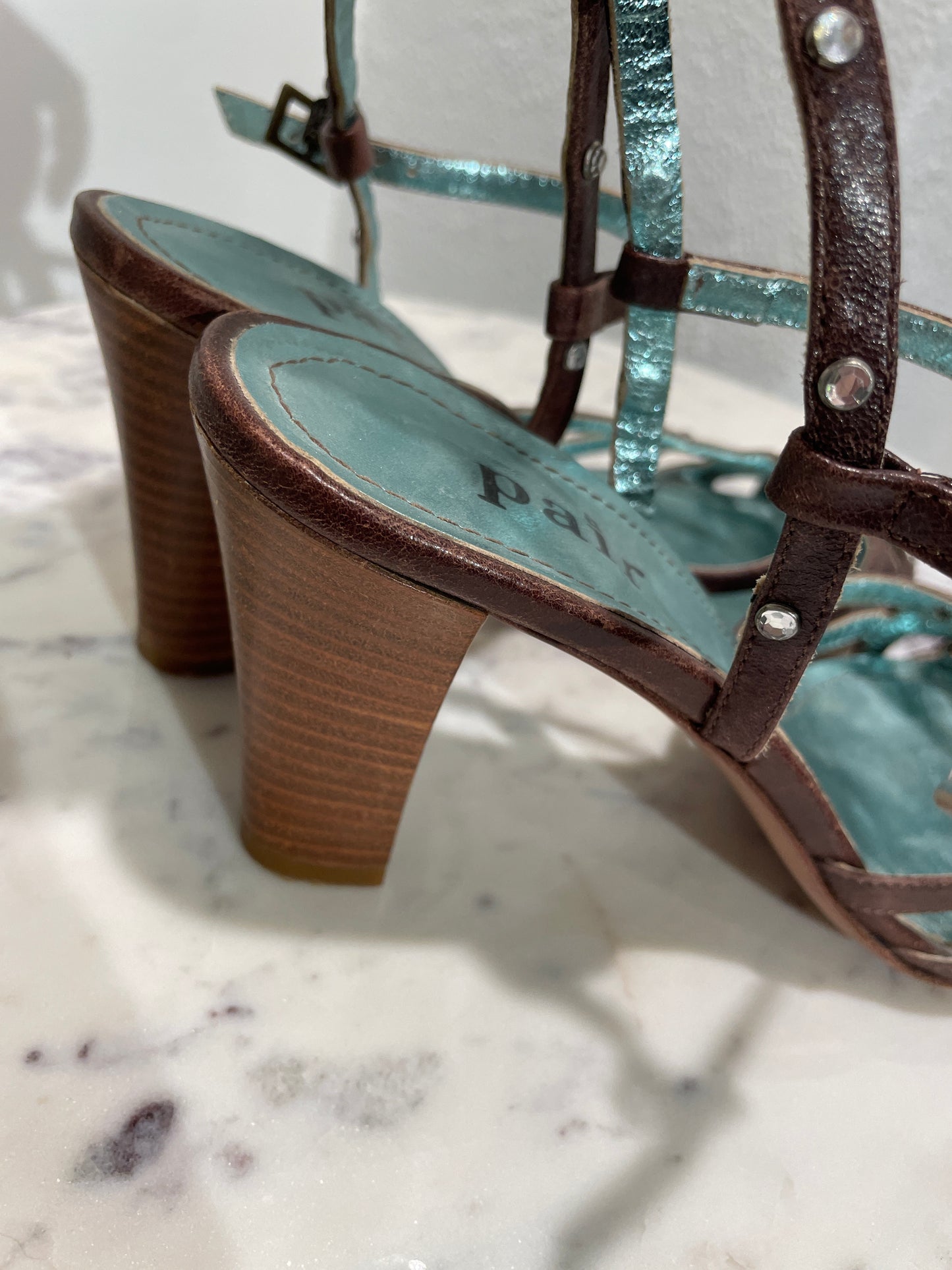 A Pair – sandals w. heels - 37