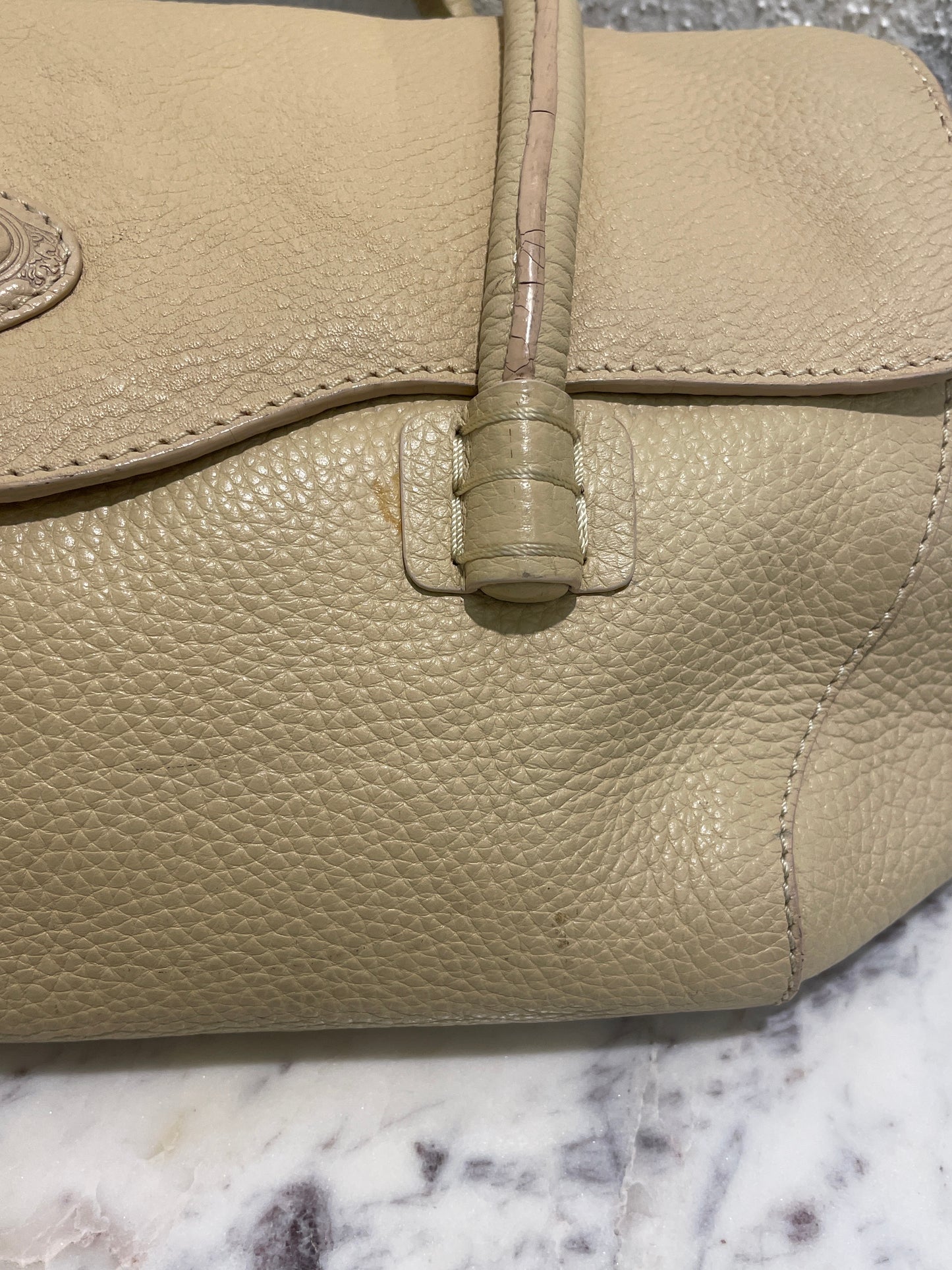 Tod's Corniche Wave East/West – Beige textured leather bag