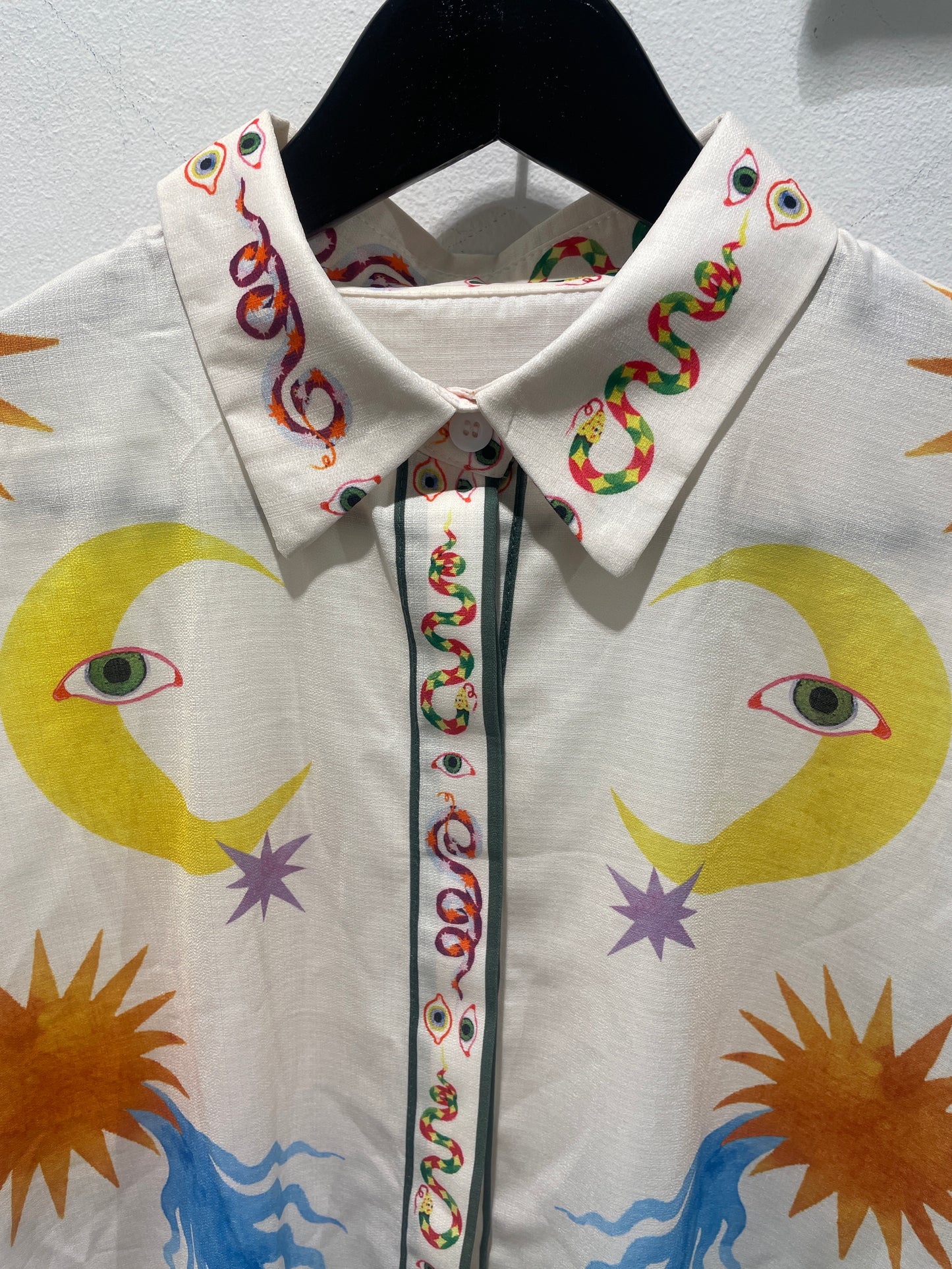 Shirt - White w. horse & sun - Medinas Wardrobe - S
