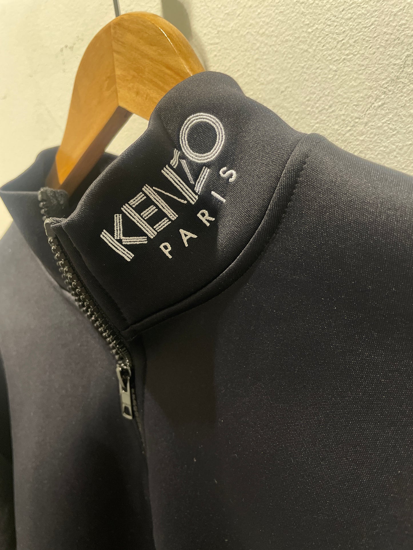 Kenzo – Paris Logo Collar Cropped Zip Sweatshirt (Black/White) - S
