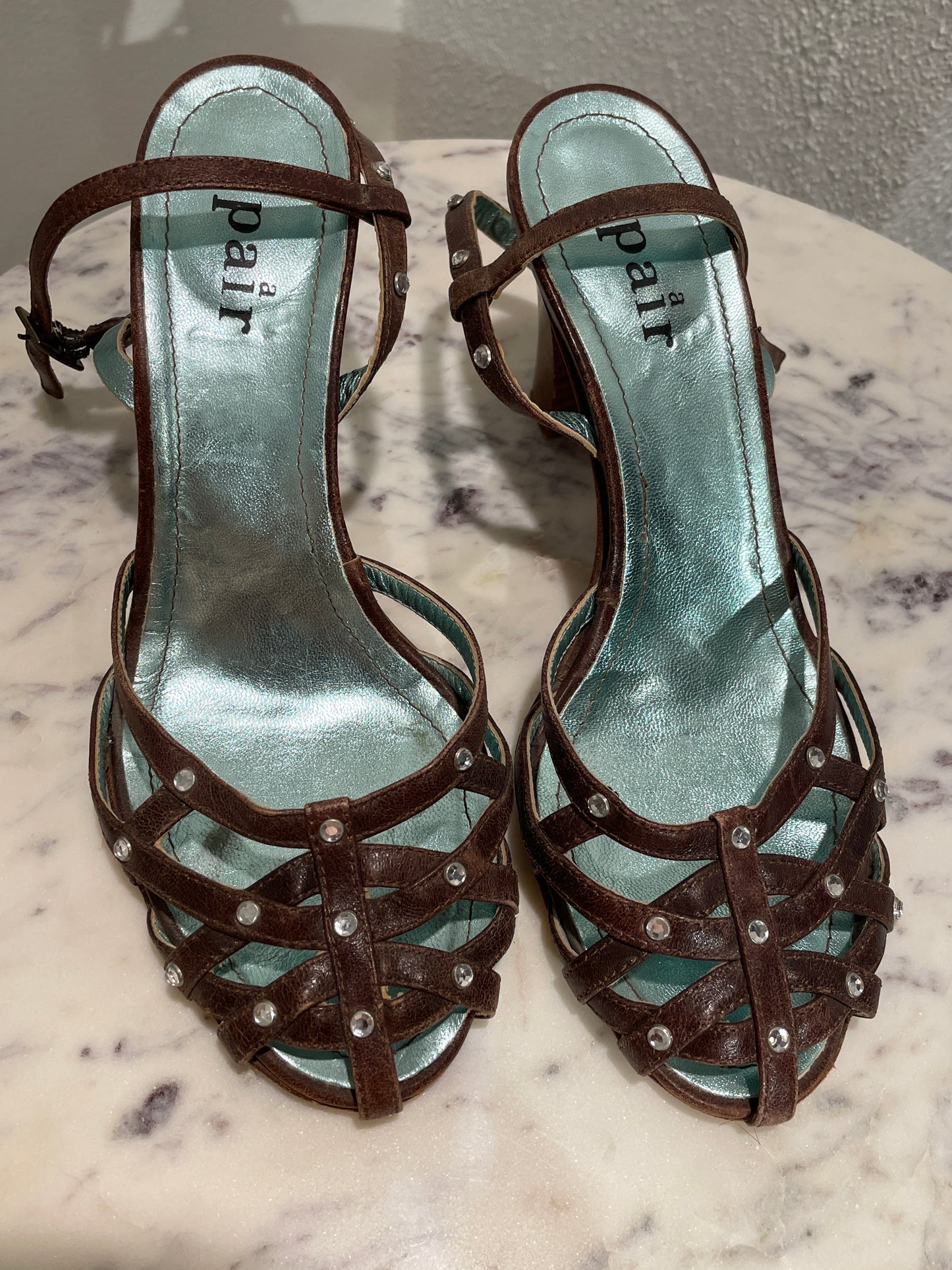 A Pair – sandals w. heels - 37