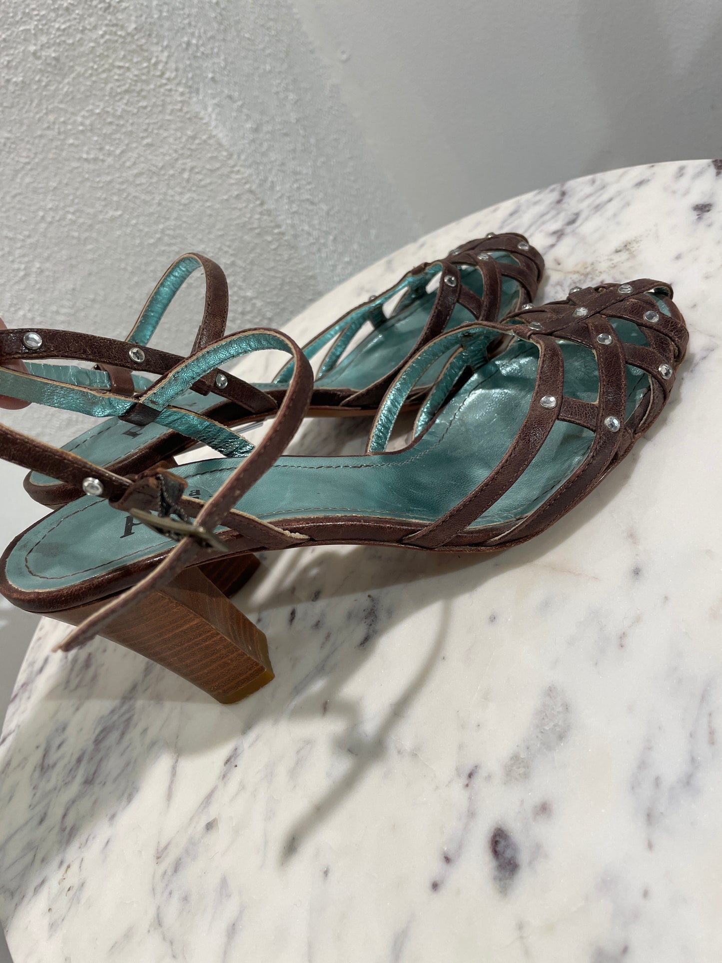 A Pair – sandals w. heels - 37