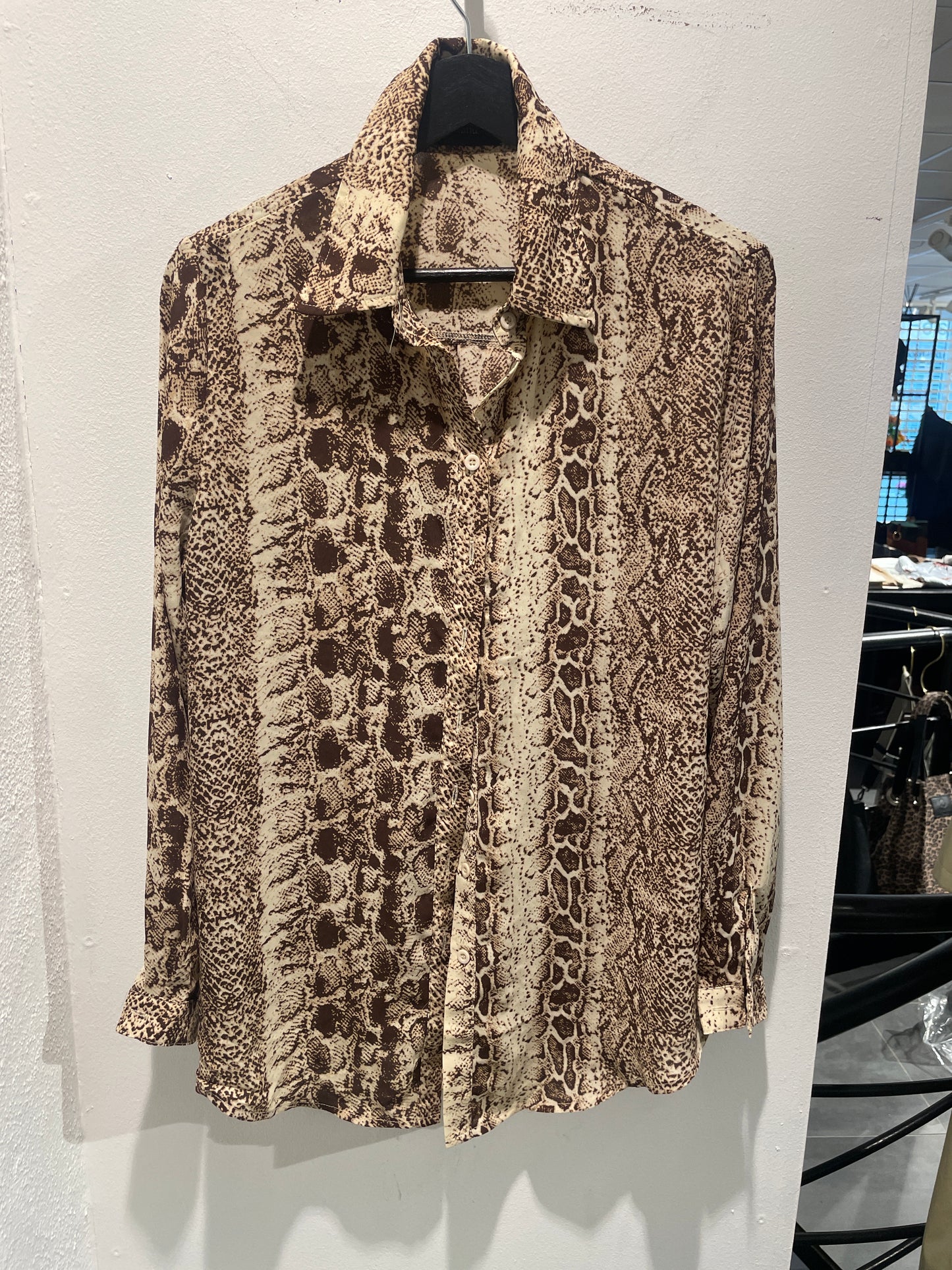 Pretty Little Thing - shirt w. snakeprint - XS/M - Medina’s Wardrobe