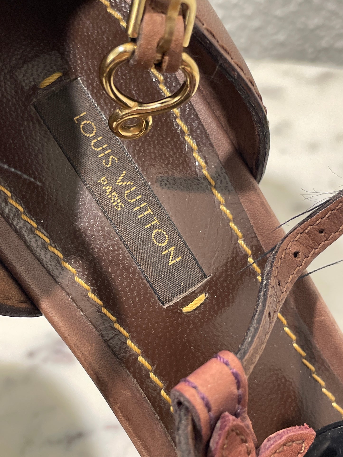Louis Vuitton – Vintage Aubepine Floral Leather T-Strap Sandals - 38