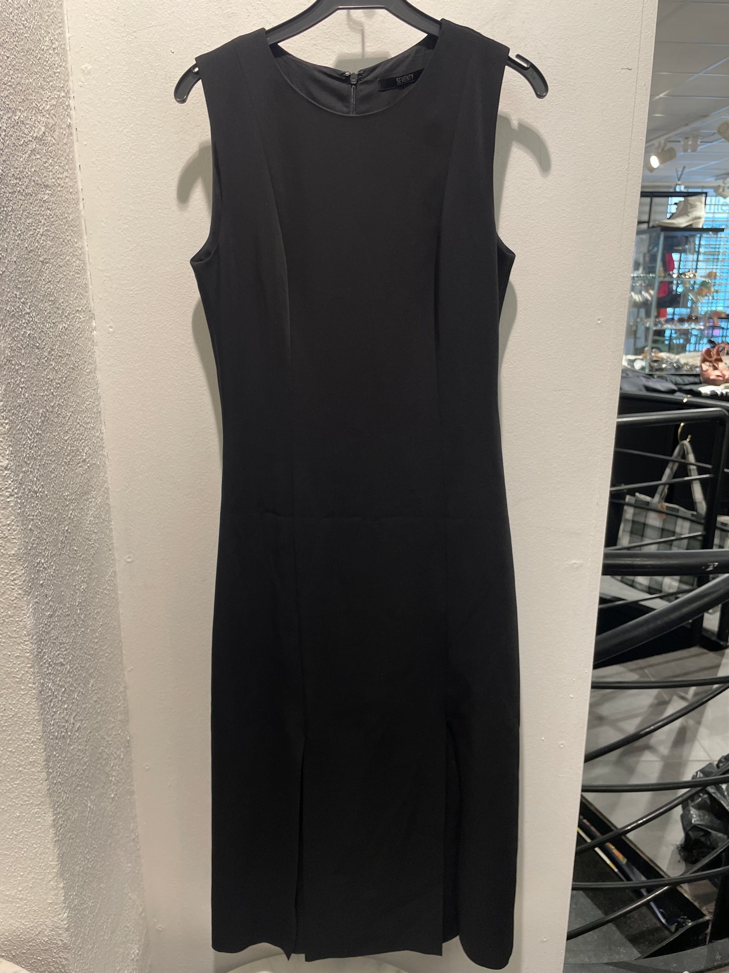 Seventy Venezia — Minimalist Black Knit Dress with Front Slits - EU36
