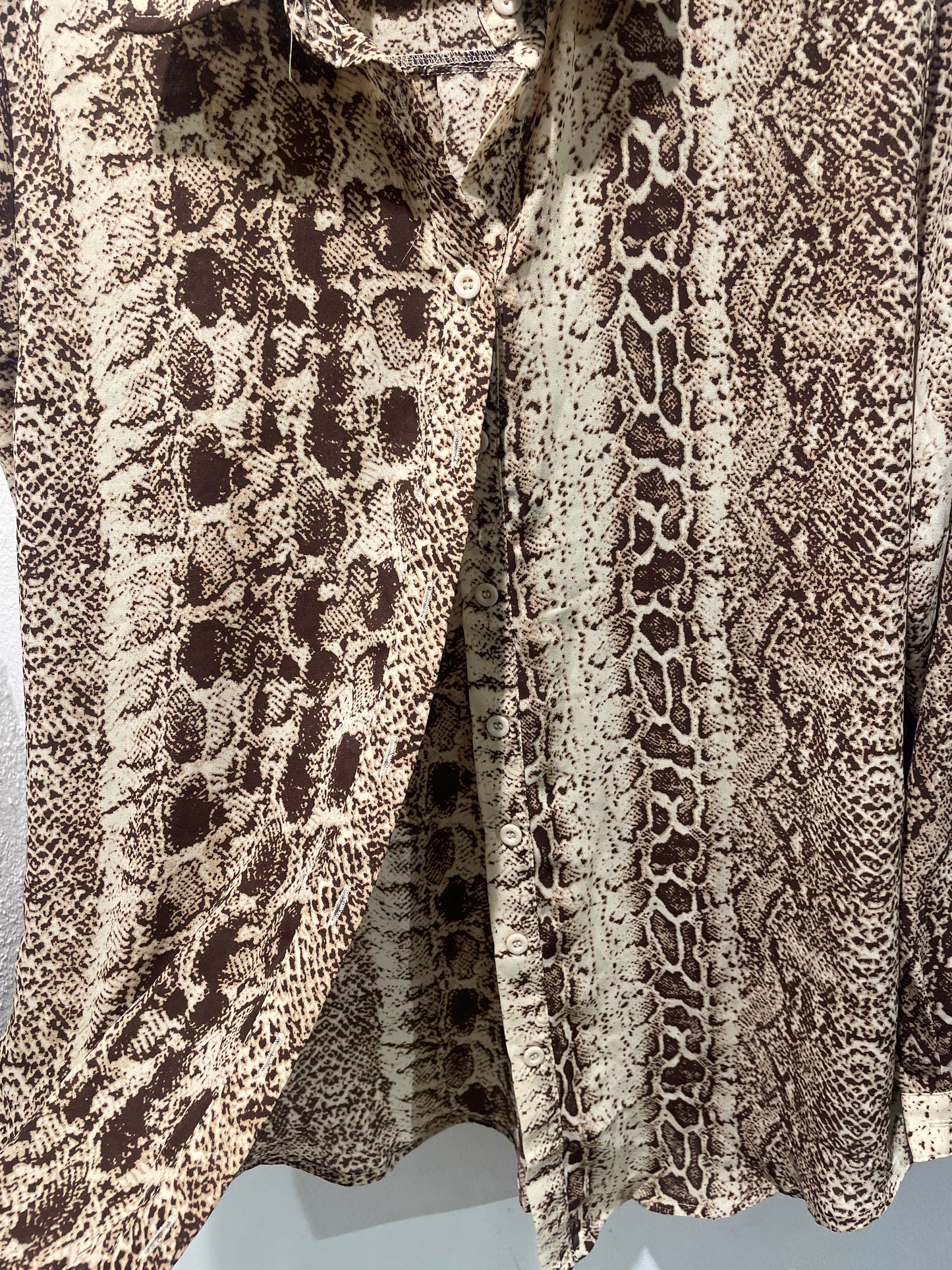 Pretty Little Thing - shirt w. snakeprint - XS/M - Medina’s Wardrobe