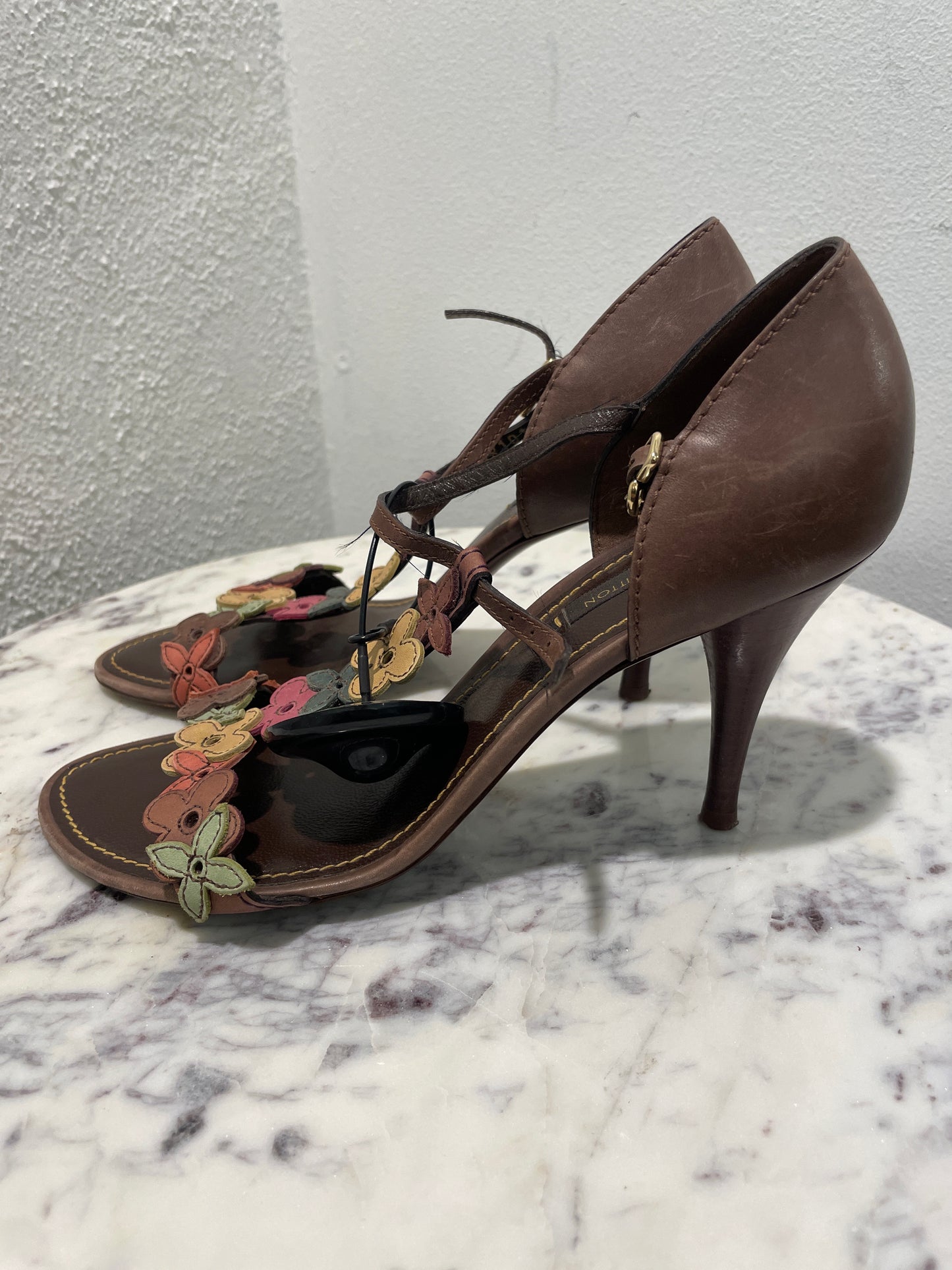 Louis Vuitton – Vintage Aubepine Floral Leather T-Strap Sandals - 38