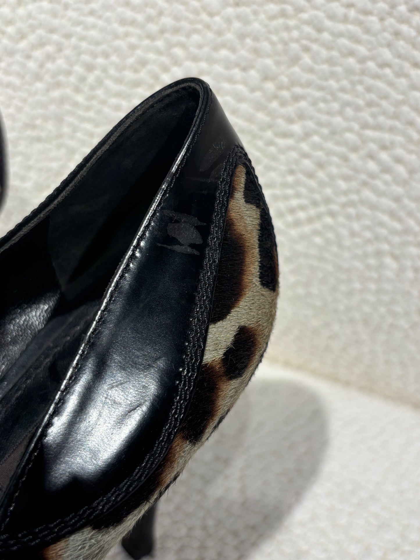 Louis Vuitton Pumps – Leopard Calf Hair, Patent Leather & Logo Embossing – EU 38